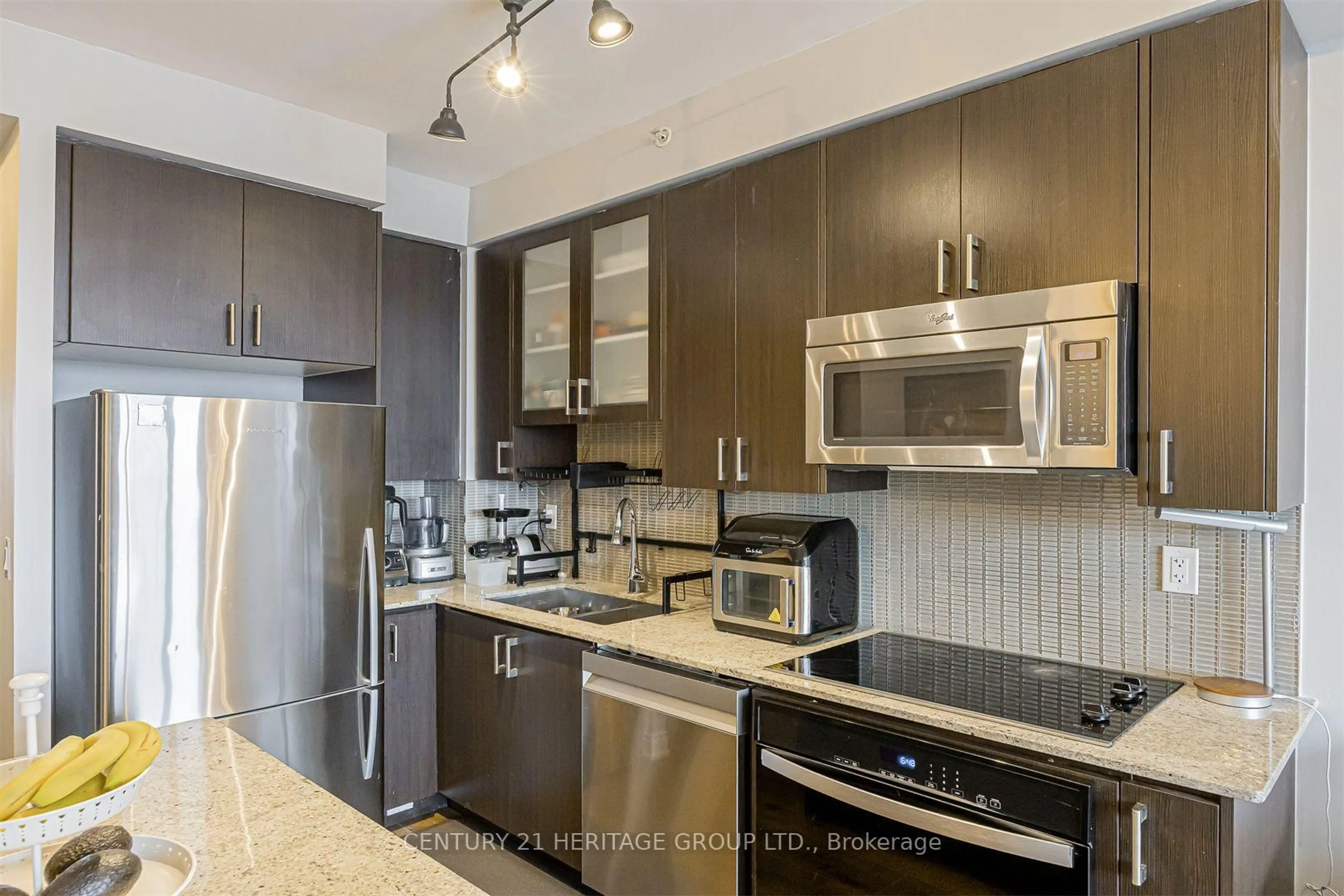 Standard kitchen, unknown for 9090 Yonge St #611, Richmond Hill Ontario L4C 0Z1