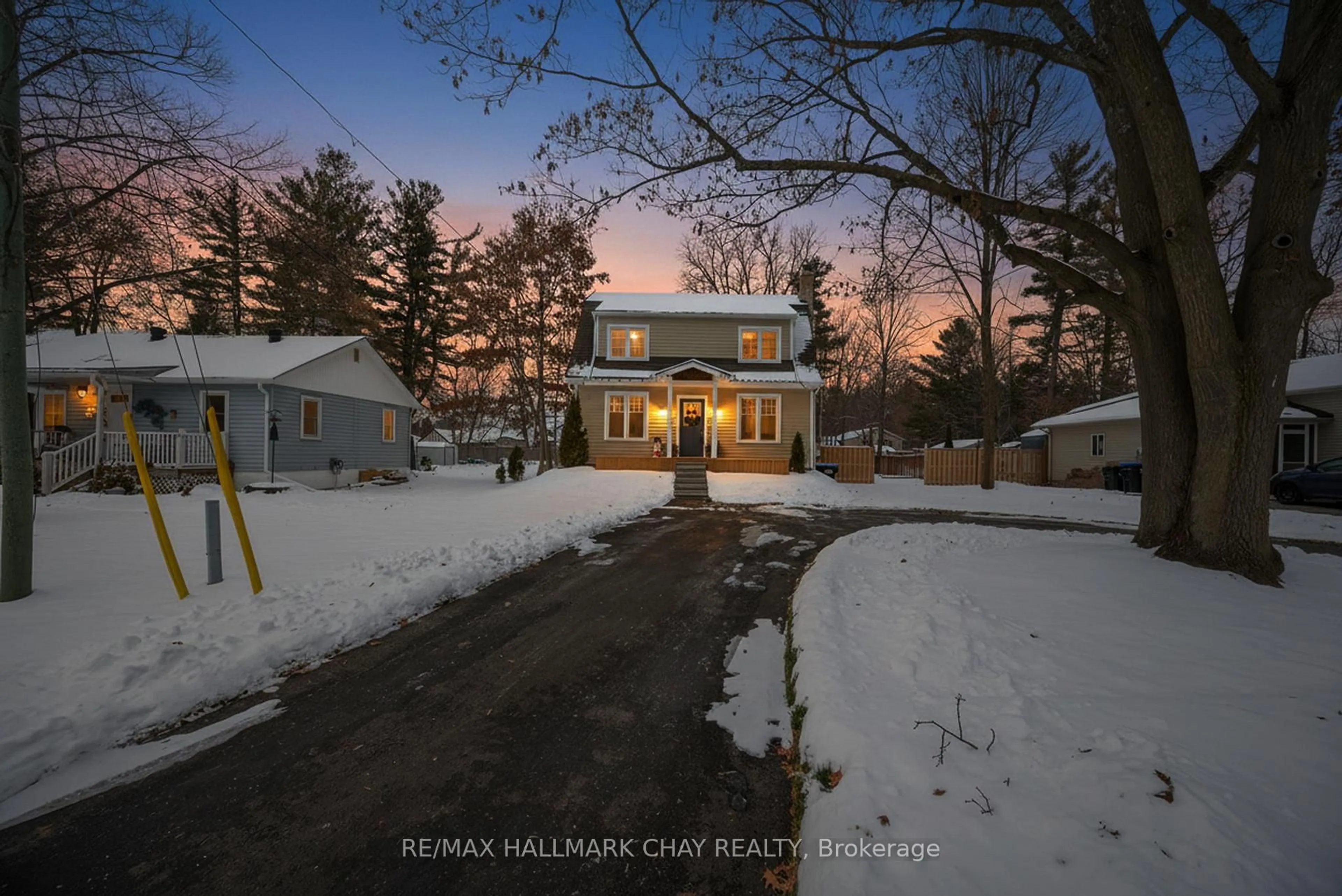 A pic from outside/outdoor area/front of a property/back of a property/a pic from drone, street for 129 Simcoe St, Essa Ontario L0M 1B0