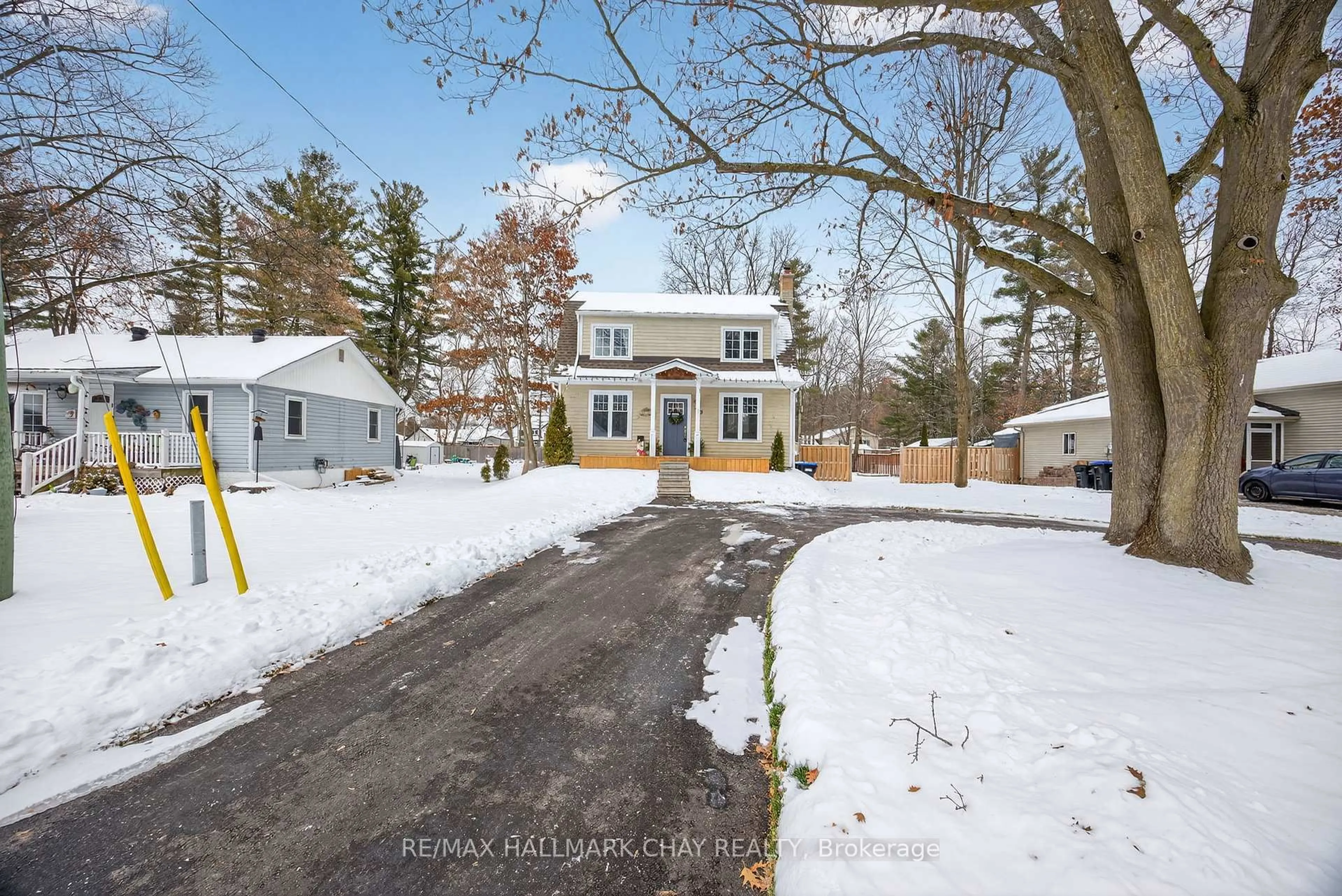 A pic from outside/outdoor area/front of a property/back of a property/a pic from drone, street for 129 Simcoe St, Essa Ontario L0M 1B0