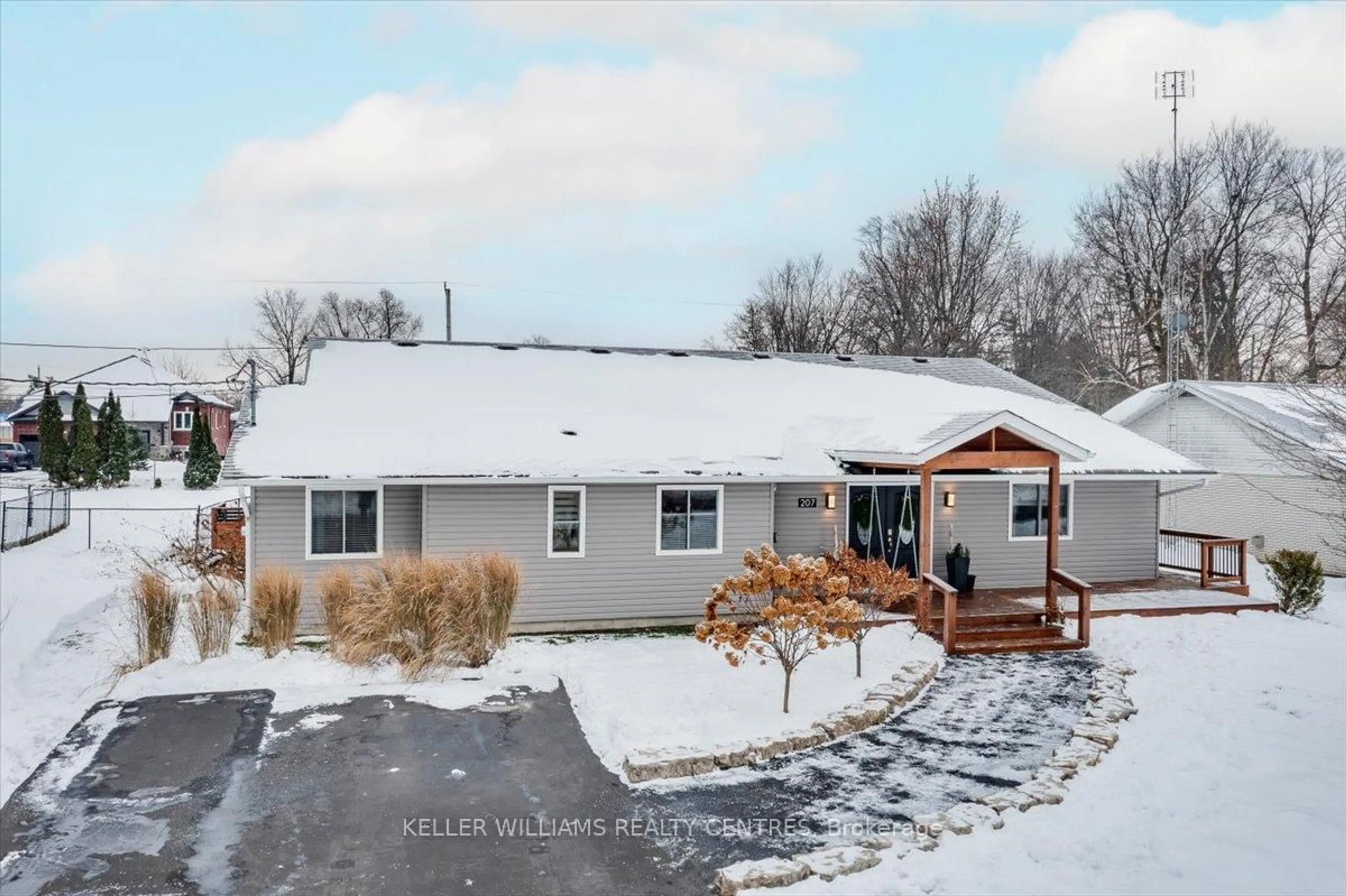 A pic from outside/outdoor area/front of a property/back of a property/a pic from drone, street for 207 South Channel Dr, Georgina Ontario L4P 2N4