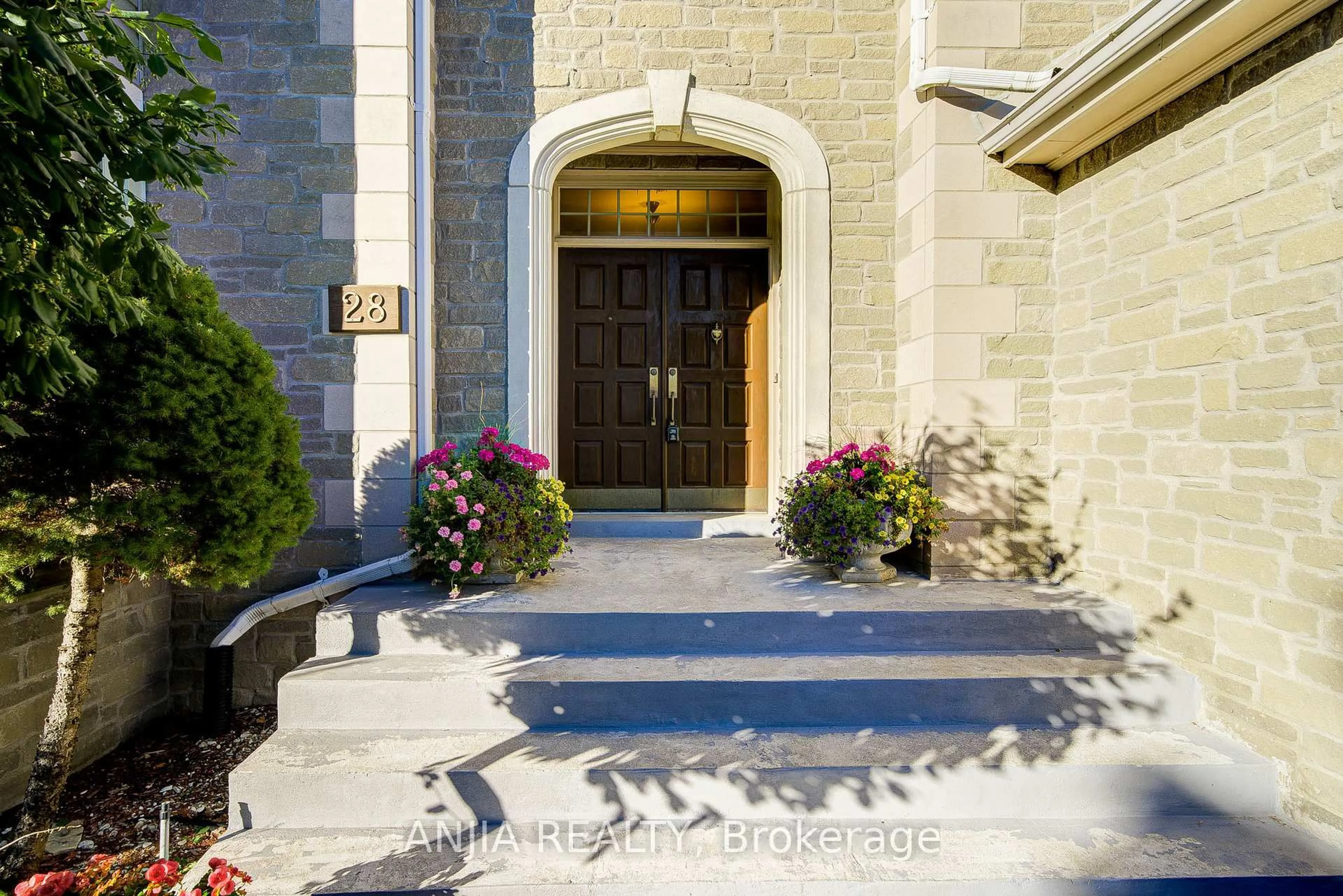 Indoor entryway for 28 Edmund Cres, Richmond Hill Ontario L4B 2X8