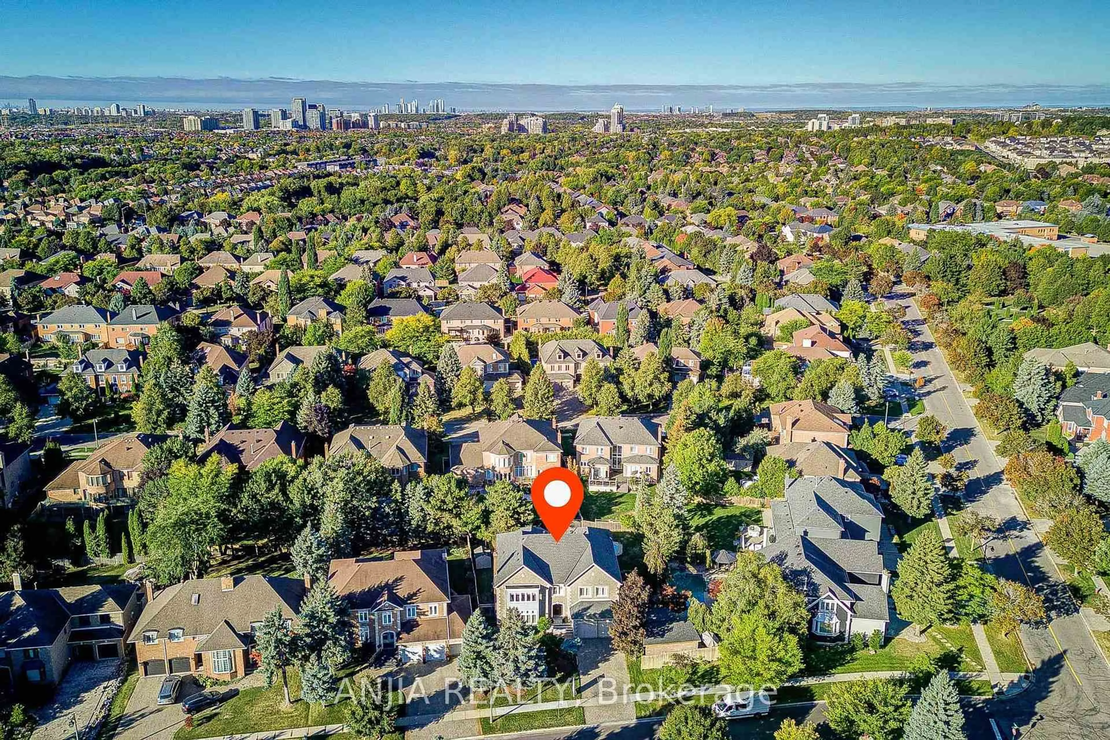A pic from outside/outdoor area/front of a property/back of a property/a pic from drone, water/lake/river/ocean view for 28 Edmund Cres, Richmond Hill Ontario L4B 2X8