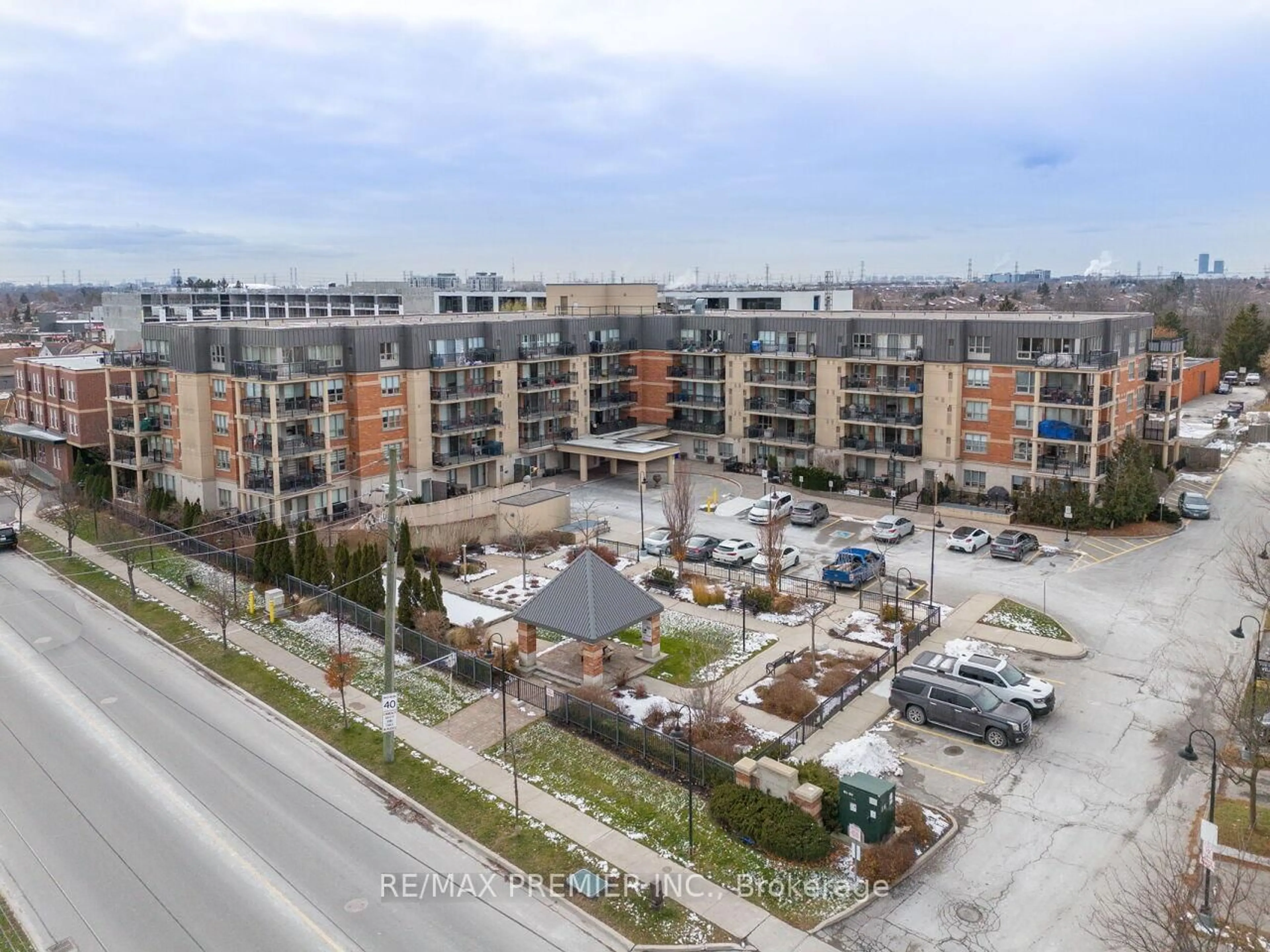 A pic from outside/outdoor area/front of a property/back of a property/a pic from drone, unknown for 8026 Kipling Ave #218, Vaughan Ontario L4L 2A1