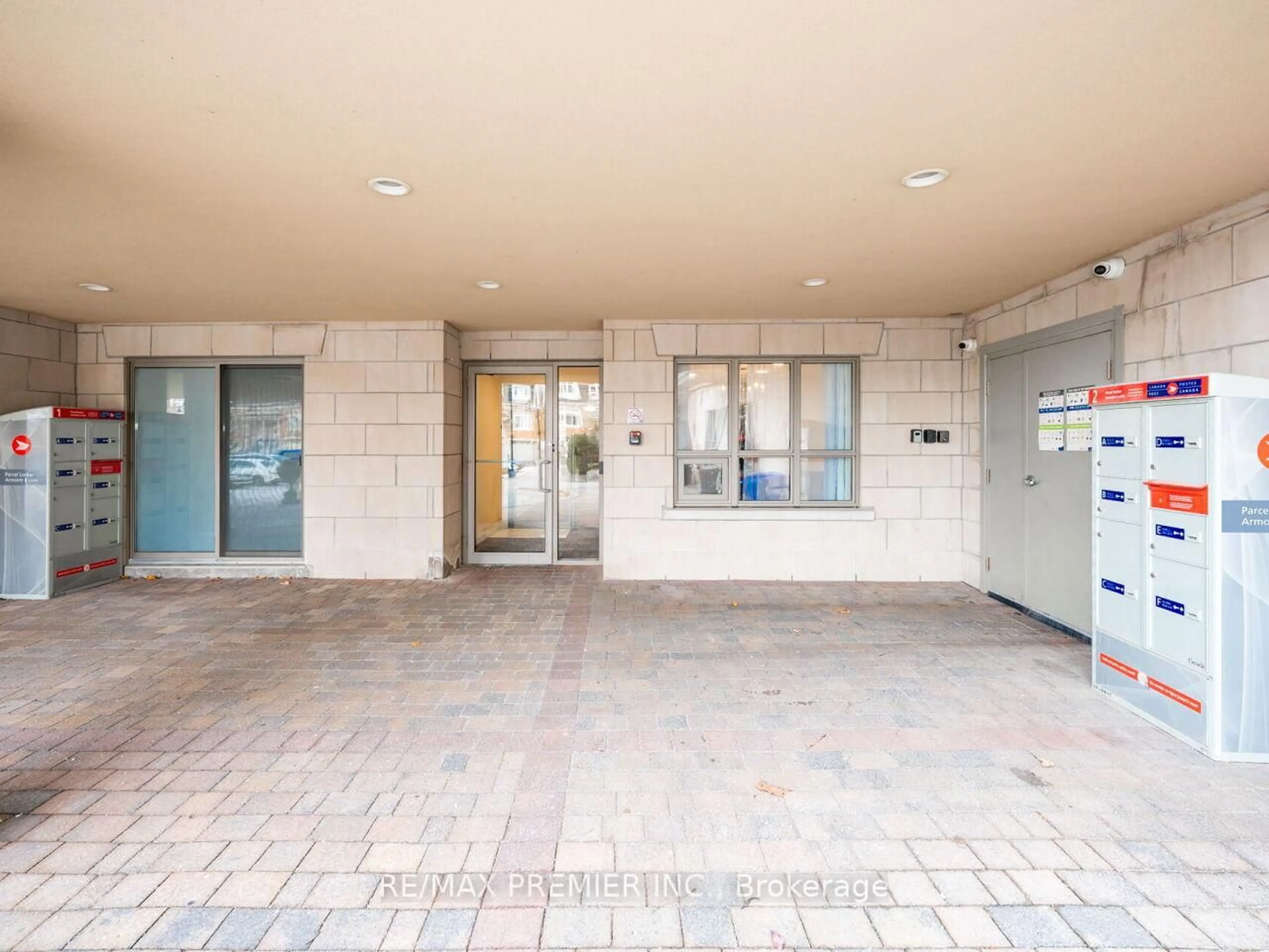 Indoor foyer for 8026 Kipling Ave #218, Vaughan Ontario L4L 2A1