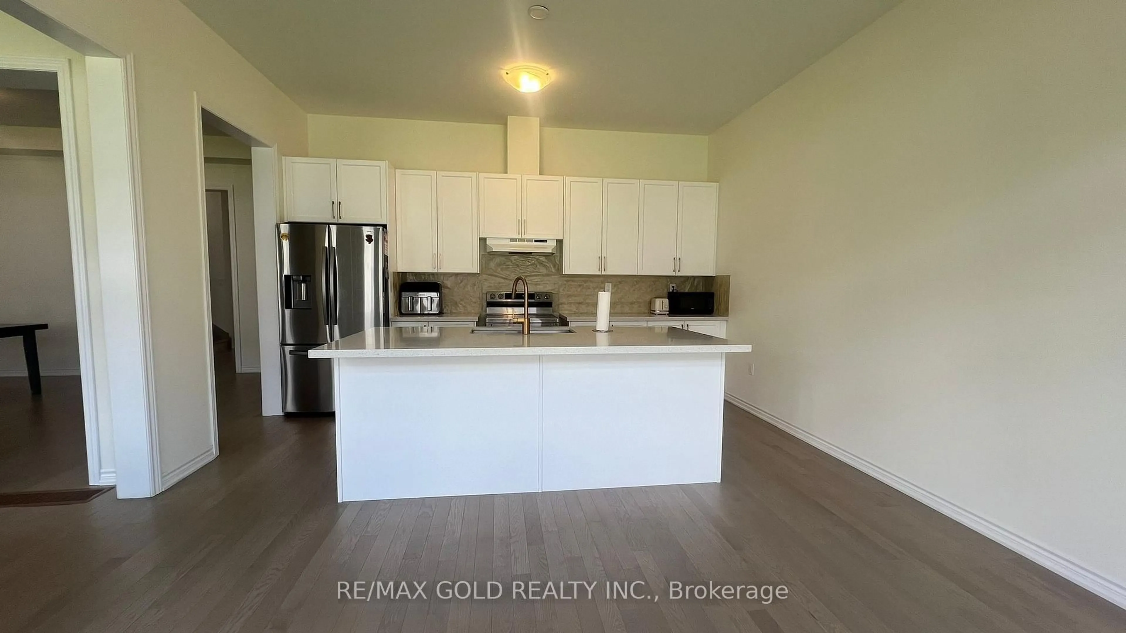 Open concept kitchen, unknown for 112 Weslock Cres, Aurora Ontario L4G 7Z4