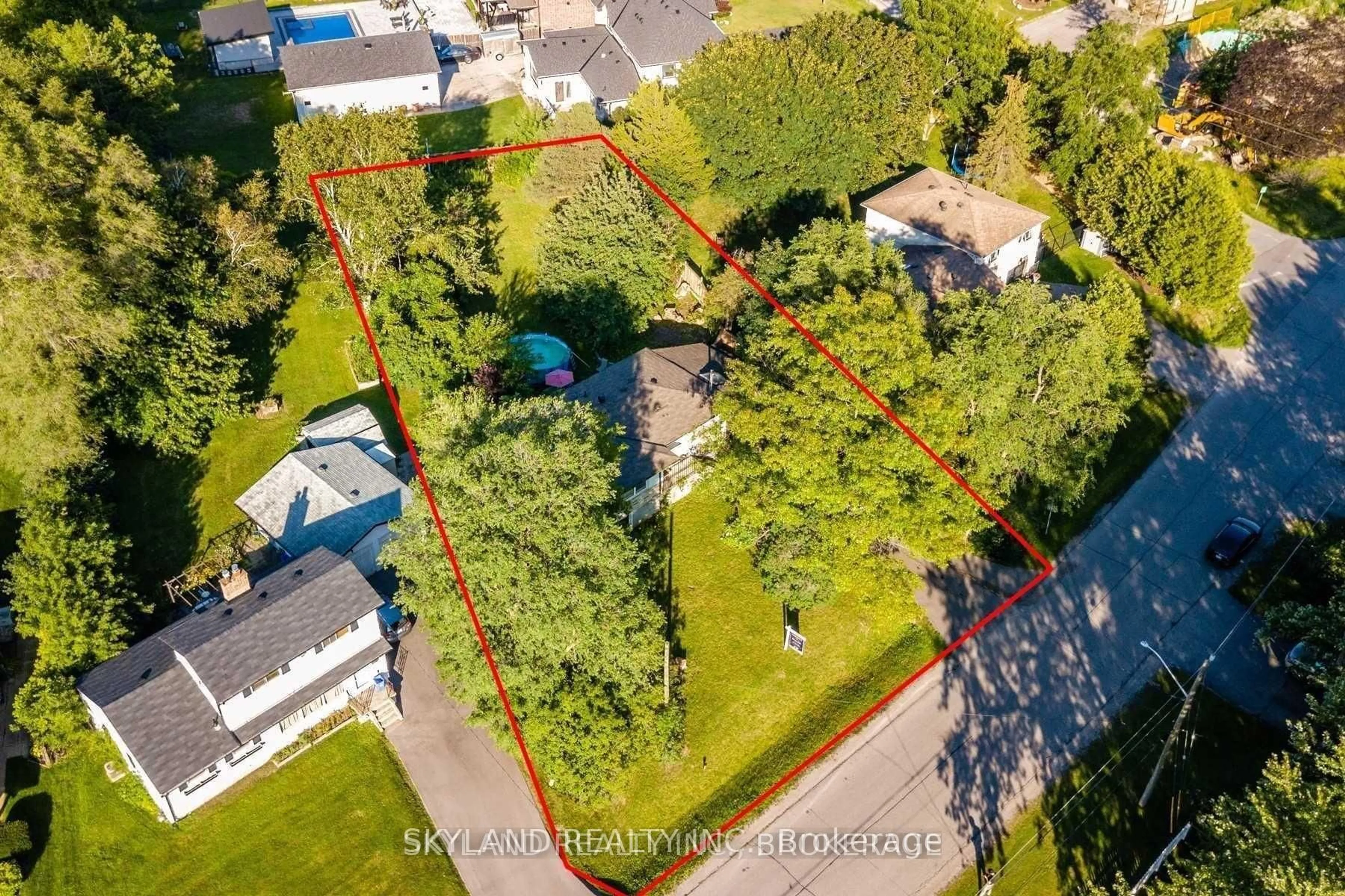 A pic from outside/outdoor area/front of a property/back of a property/a pic from drone, street for 13 Schomberg Rd, Richmond Hill Ontario L4E 2T7