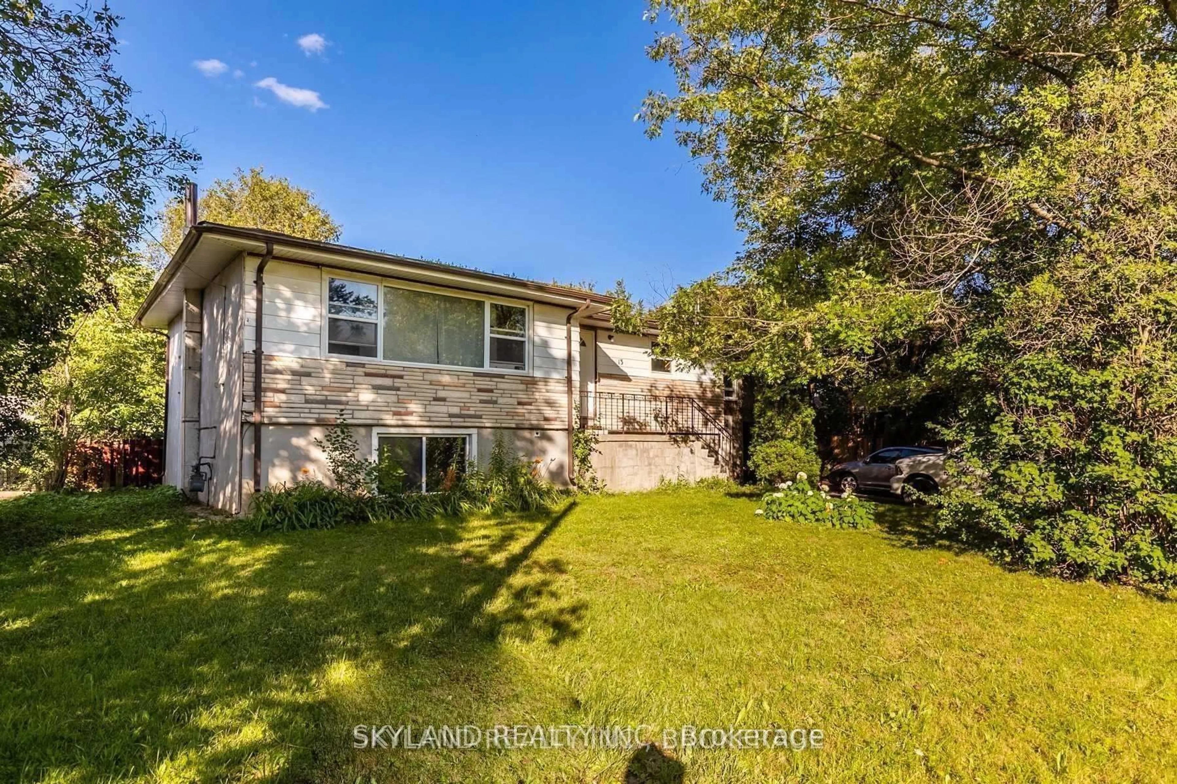 A pic from outside/outdoor area/front of a property/back of a property/a pic from drone, unknown for 13 Schomberg Rd, Richmond Hill Ontario L4E 2T7