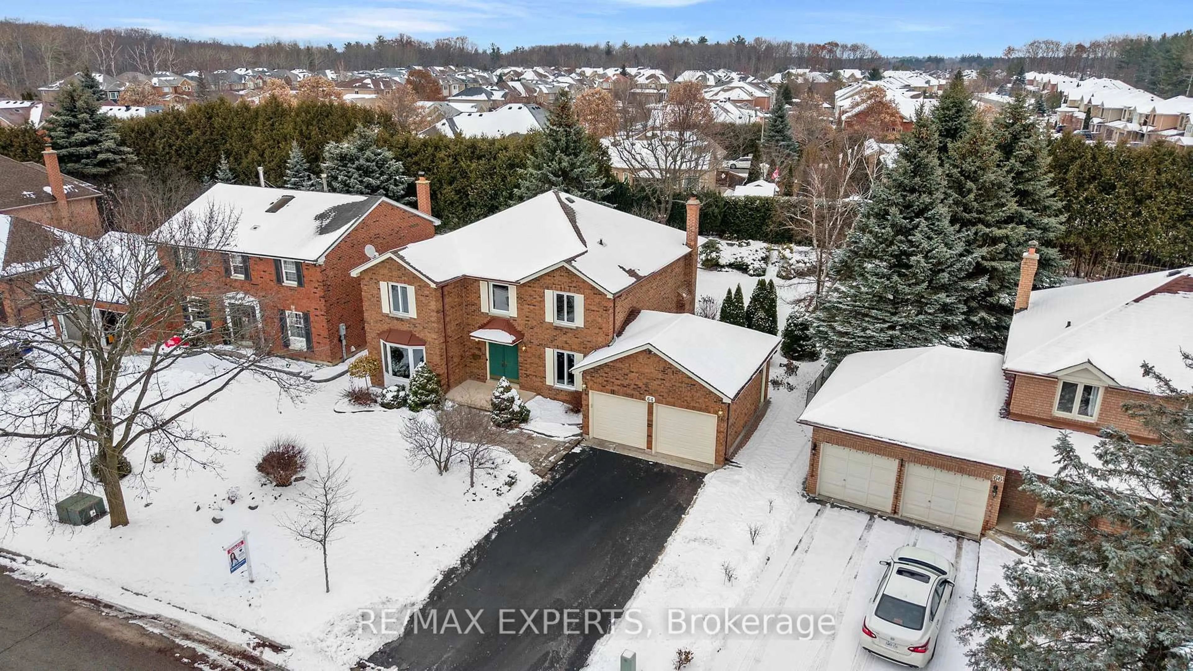 A pic from outside/outdoor area/front of a property/back of a property/a pic from drone, street for 64 Craigleith Cres, Richmond Hill Ontario L4E 2S4