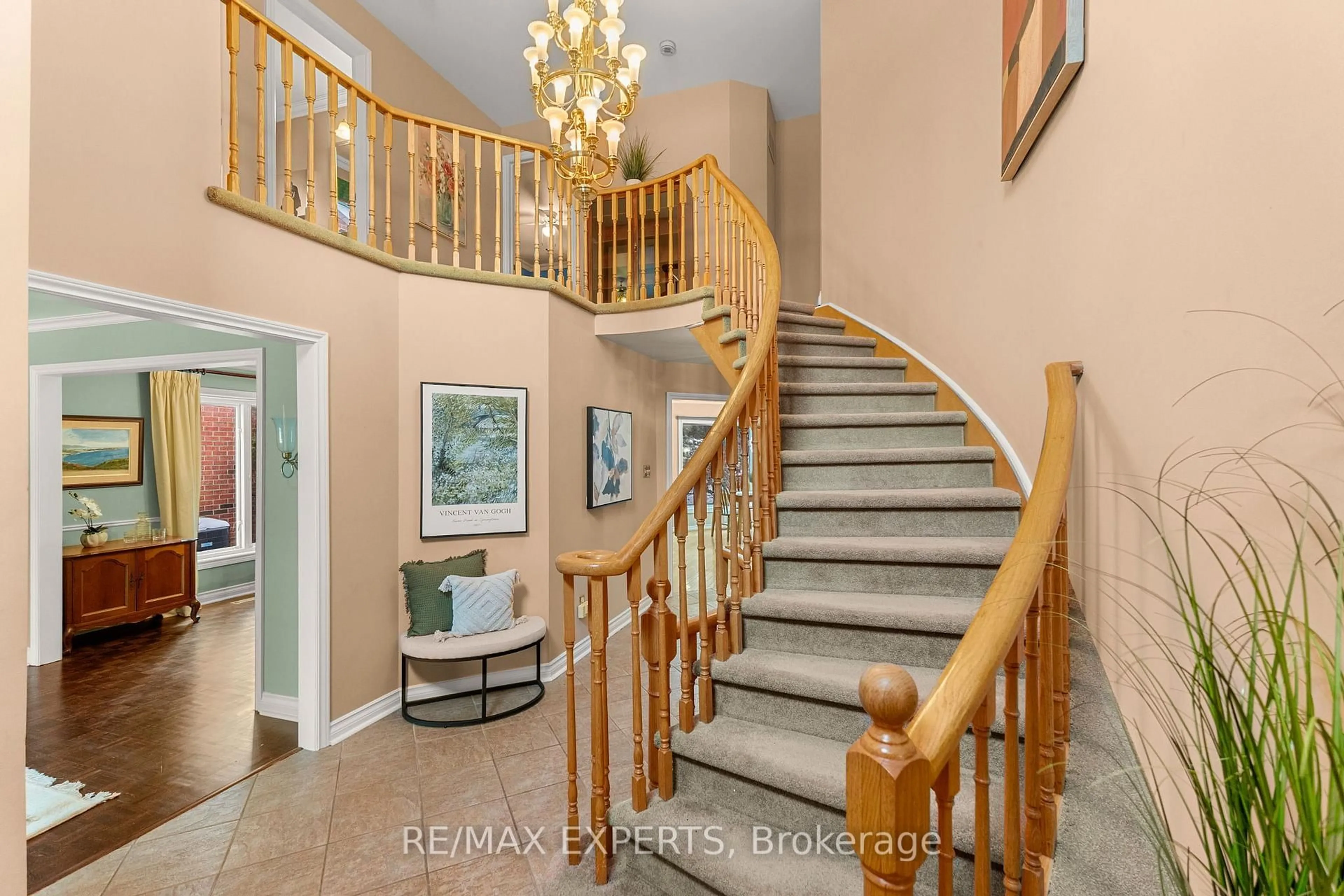Indoor foyer for 64 Craigleith Cres, Richmond Hill Ontario L4E 2S4