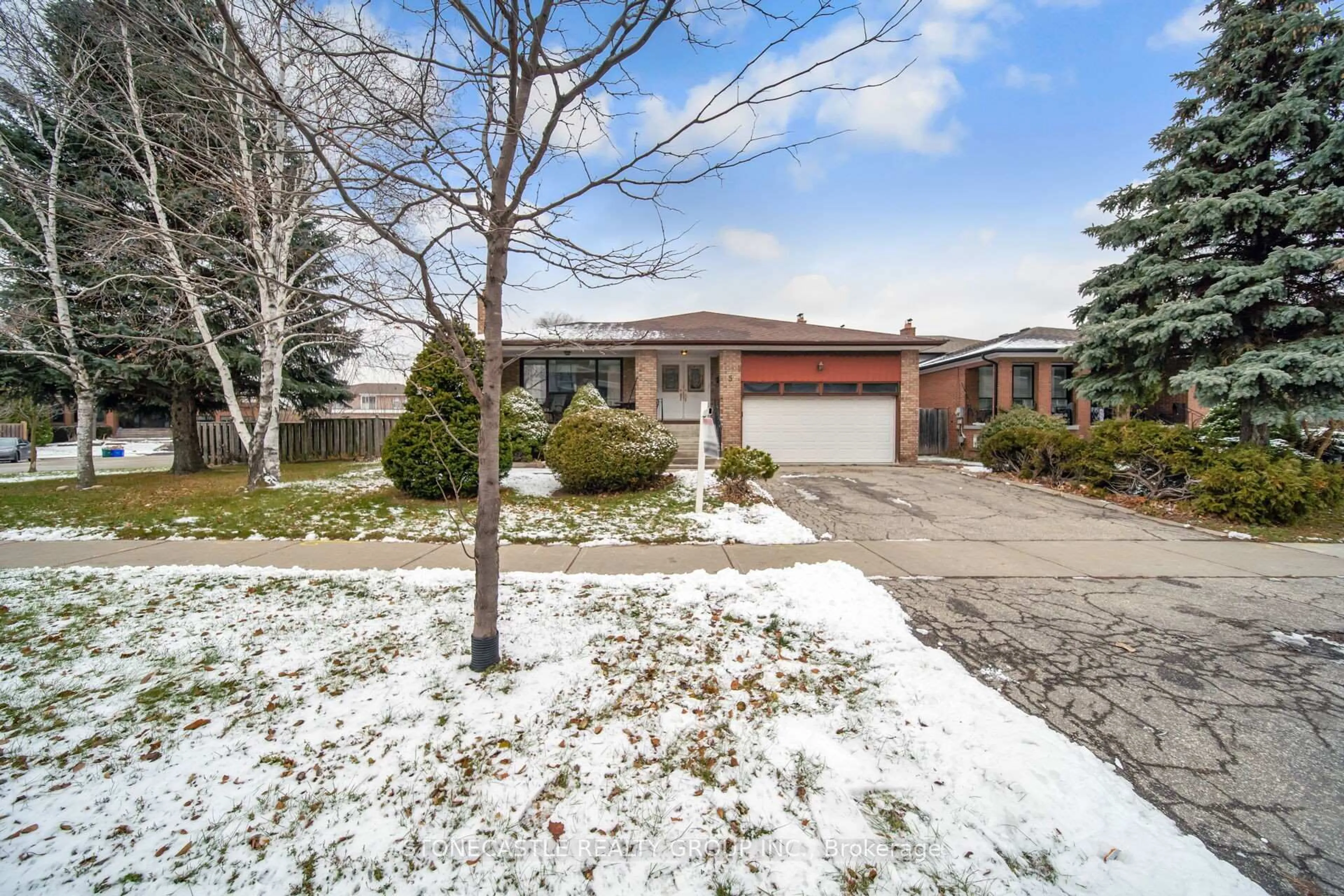 A pic from outside/outdoor area/front of a property/back of a property/a pic from drone, street for 5 Francine Crt, Vaughan Ontario L4L 1P5