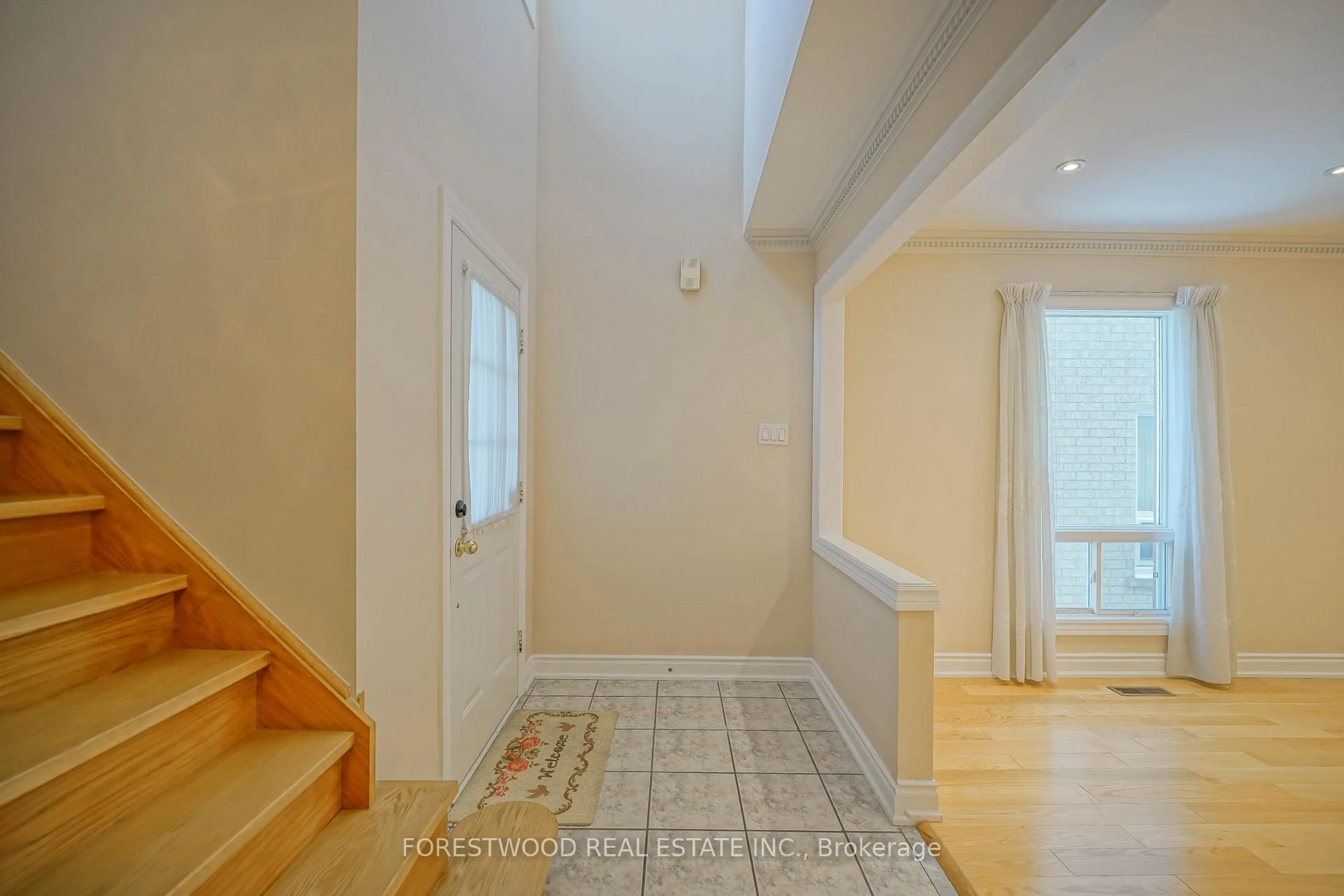 Indoor entryway for 43 Grover Hill Ave, Richmond Hill Ontario L4S 1T6