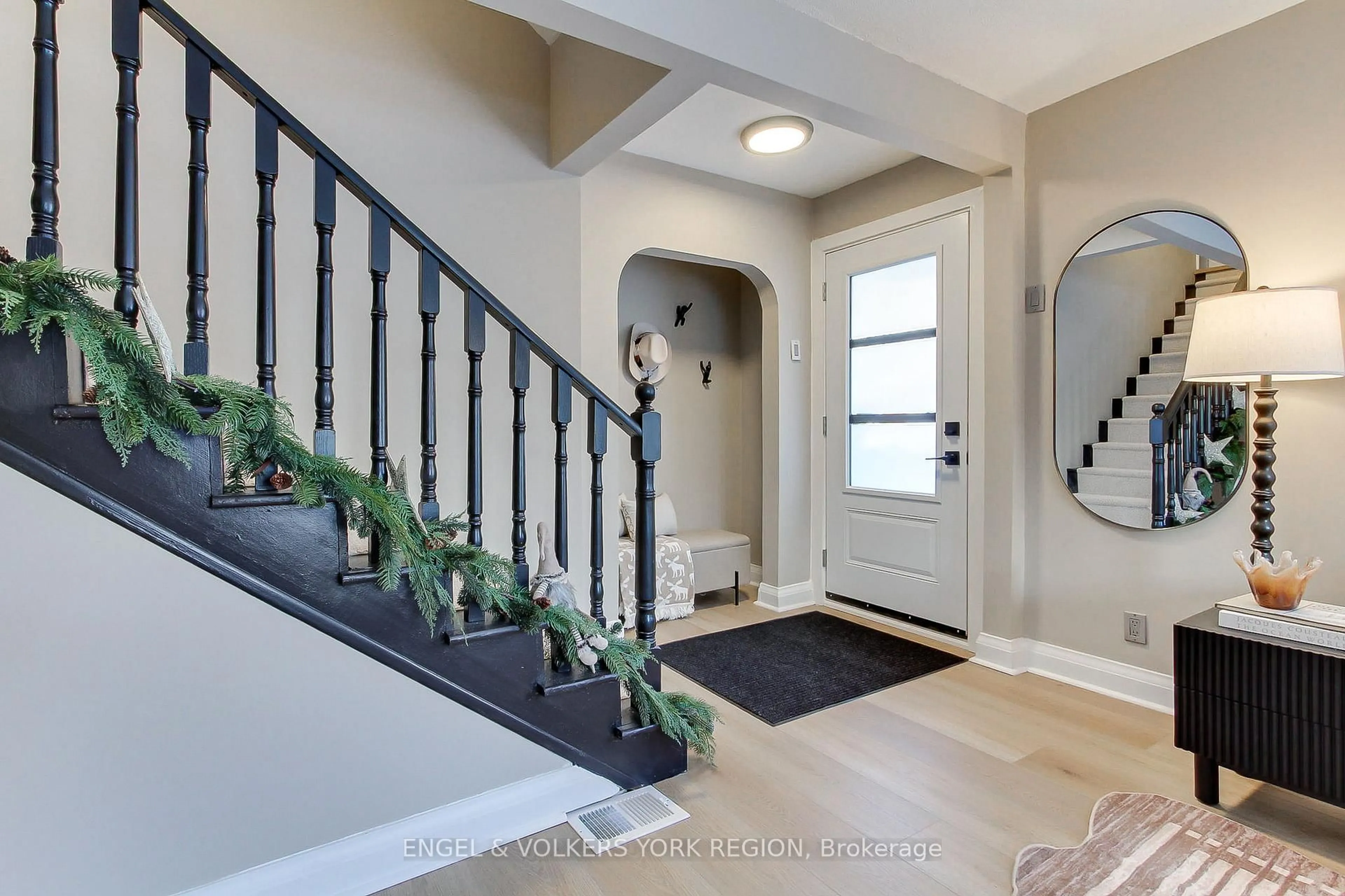 Indoor entryway for 16942 Bayview Ave, Newmarket Ontario L3Y 6M5