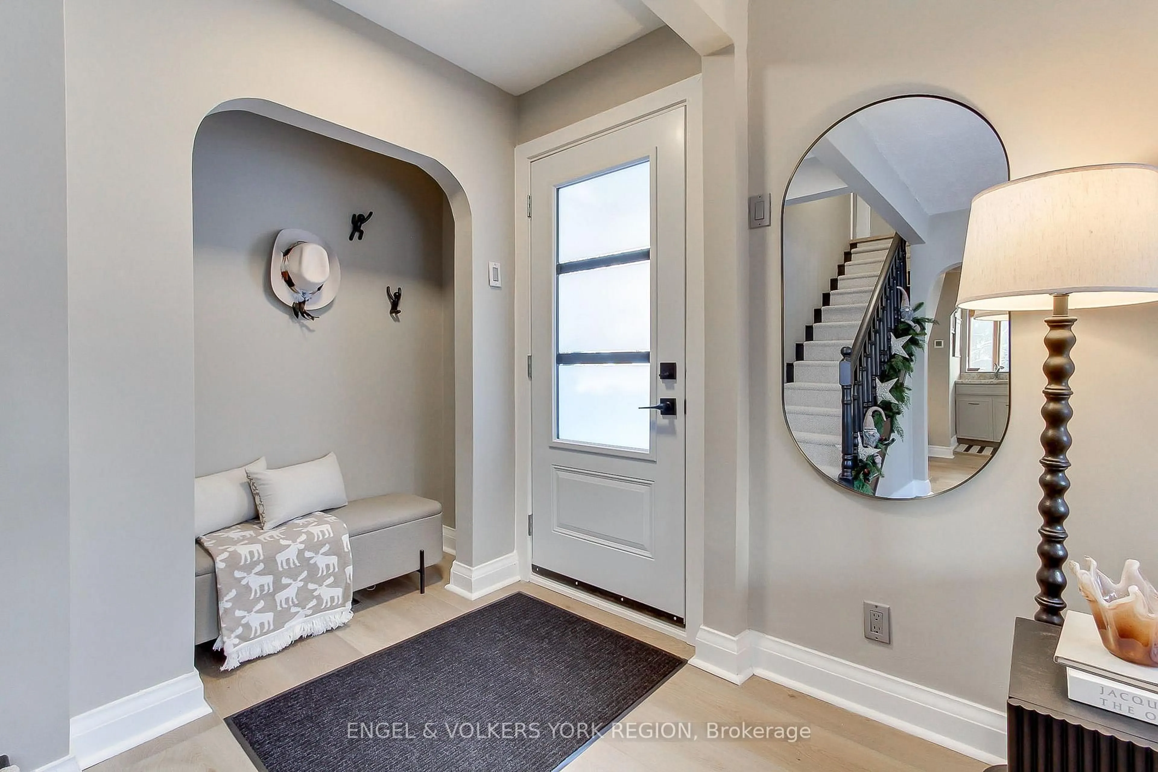 Indoor entryway for 16942 Bayview Ave, Newmarket Ontario L3Y 6M5