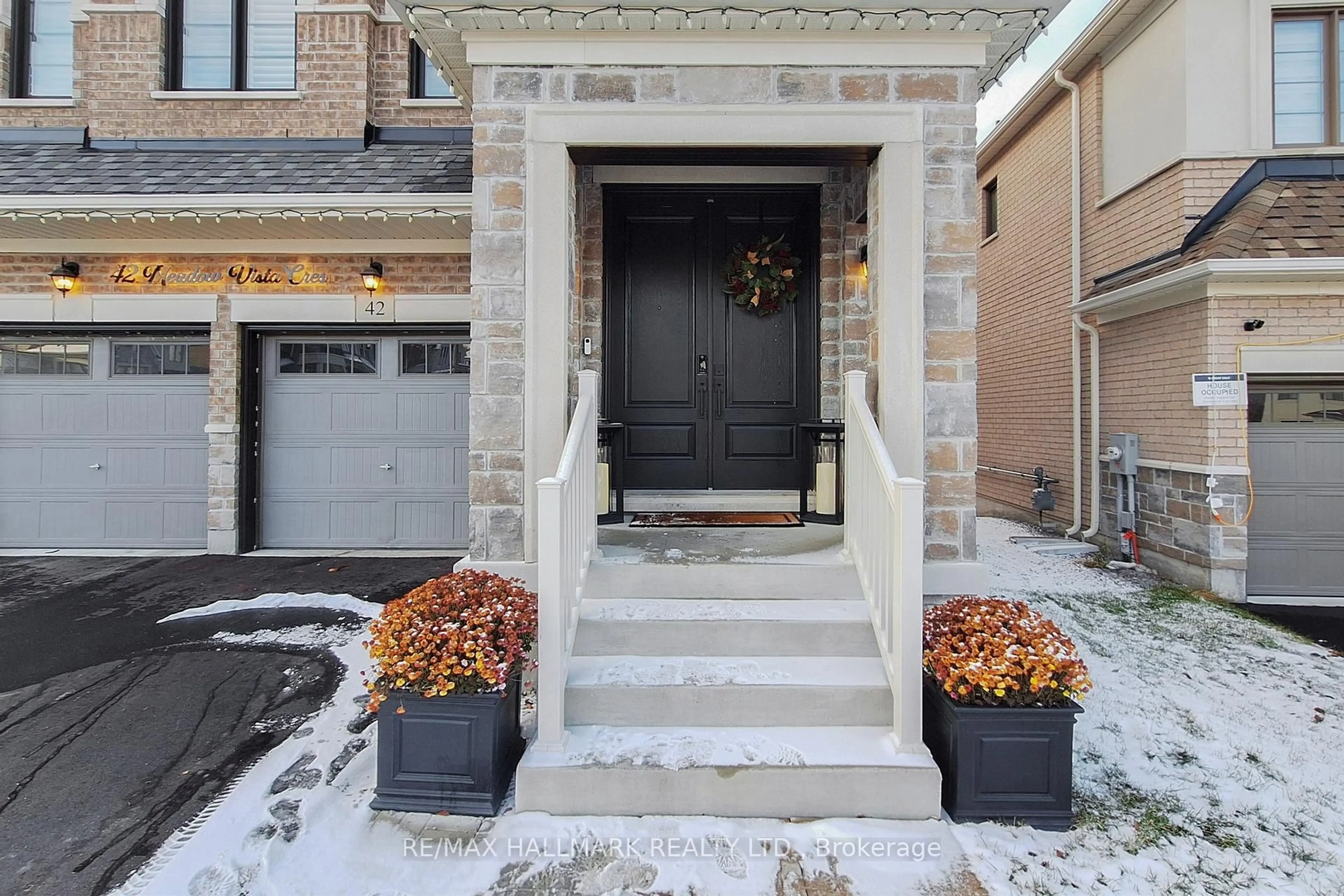 Indoor entryway for 42 Meadow Vista Cres, East Gwillimbury Ontario L9N 0T4
