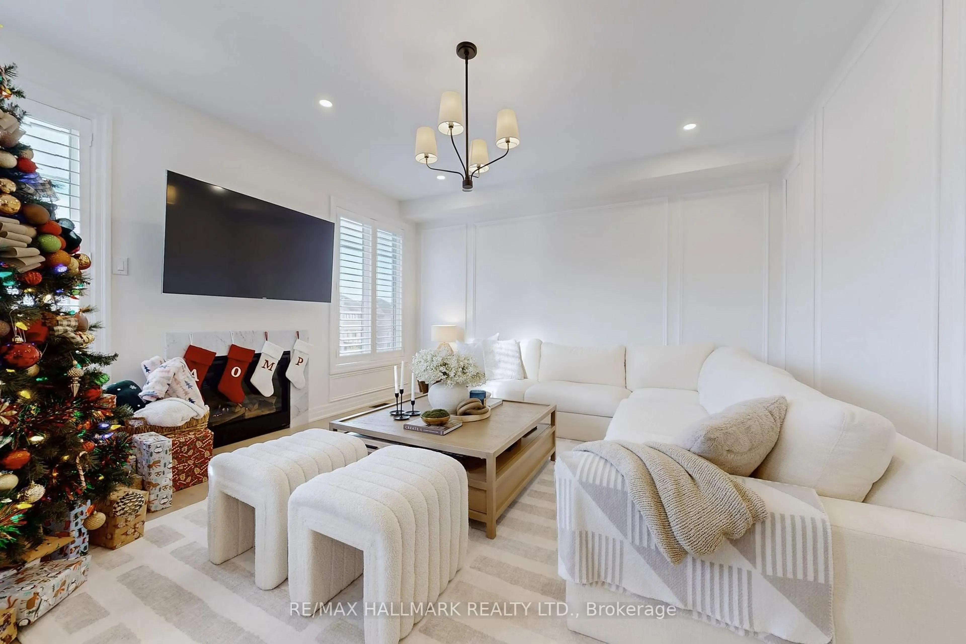 Living room with furniture, unknown for 42 Meadow Vista Cres, East Gwillimbury Ontario L9N 0T4