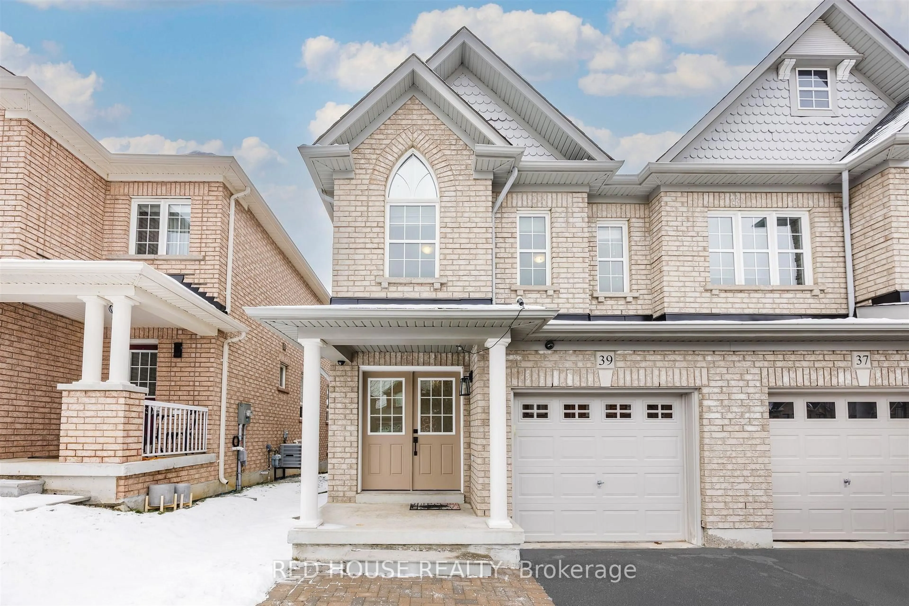 Home with brick exterior material, street for 39 Harvest Hills Blvd, East Gwillimbury Ontario L9N 0A6