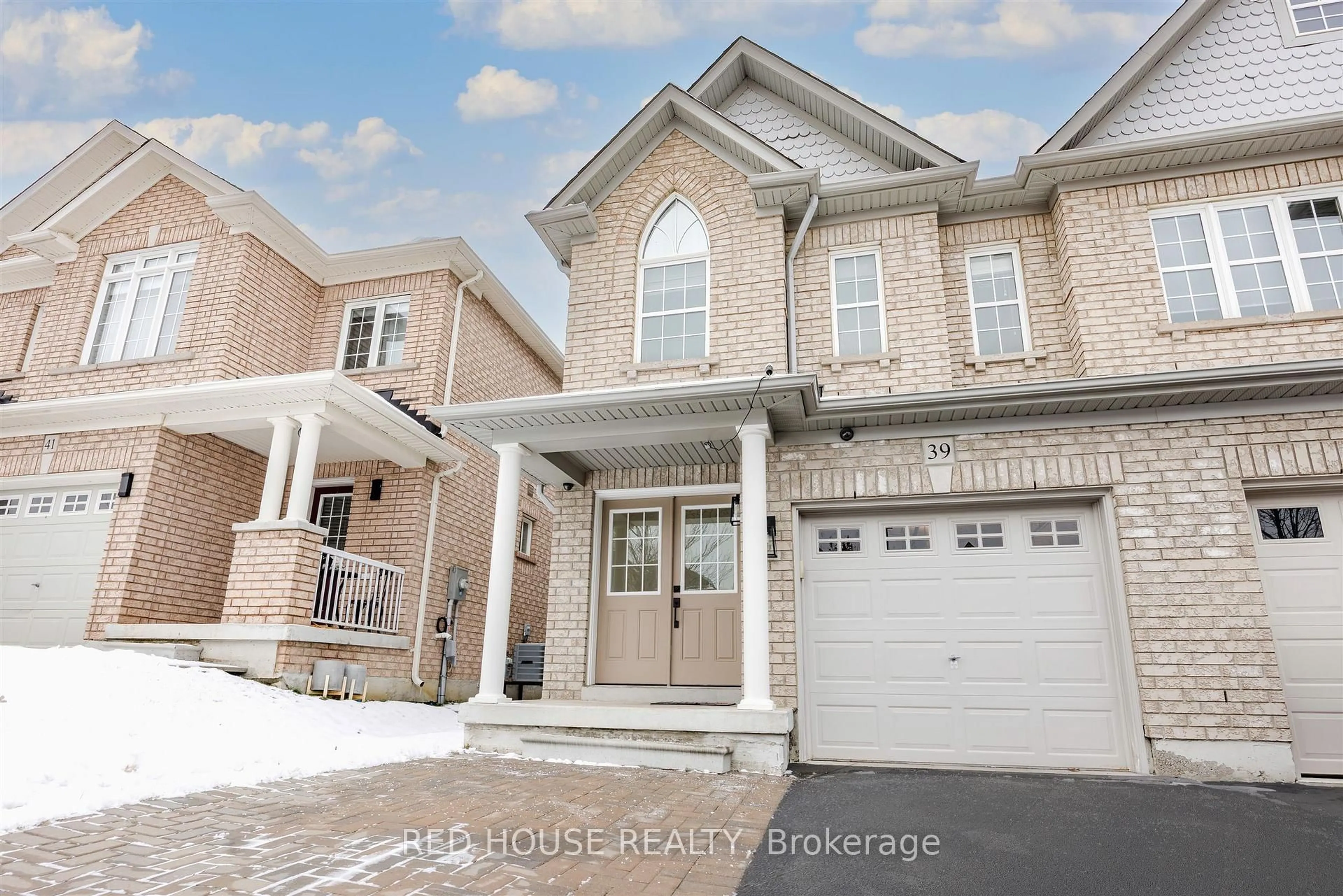 Home with brick exterior material, street for 39 Harvest Hills Blvd, East Gwillimbury Ontario L9N 0A6