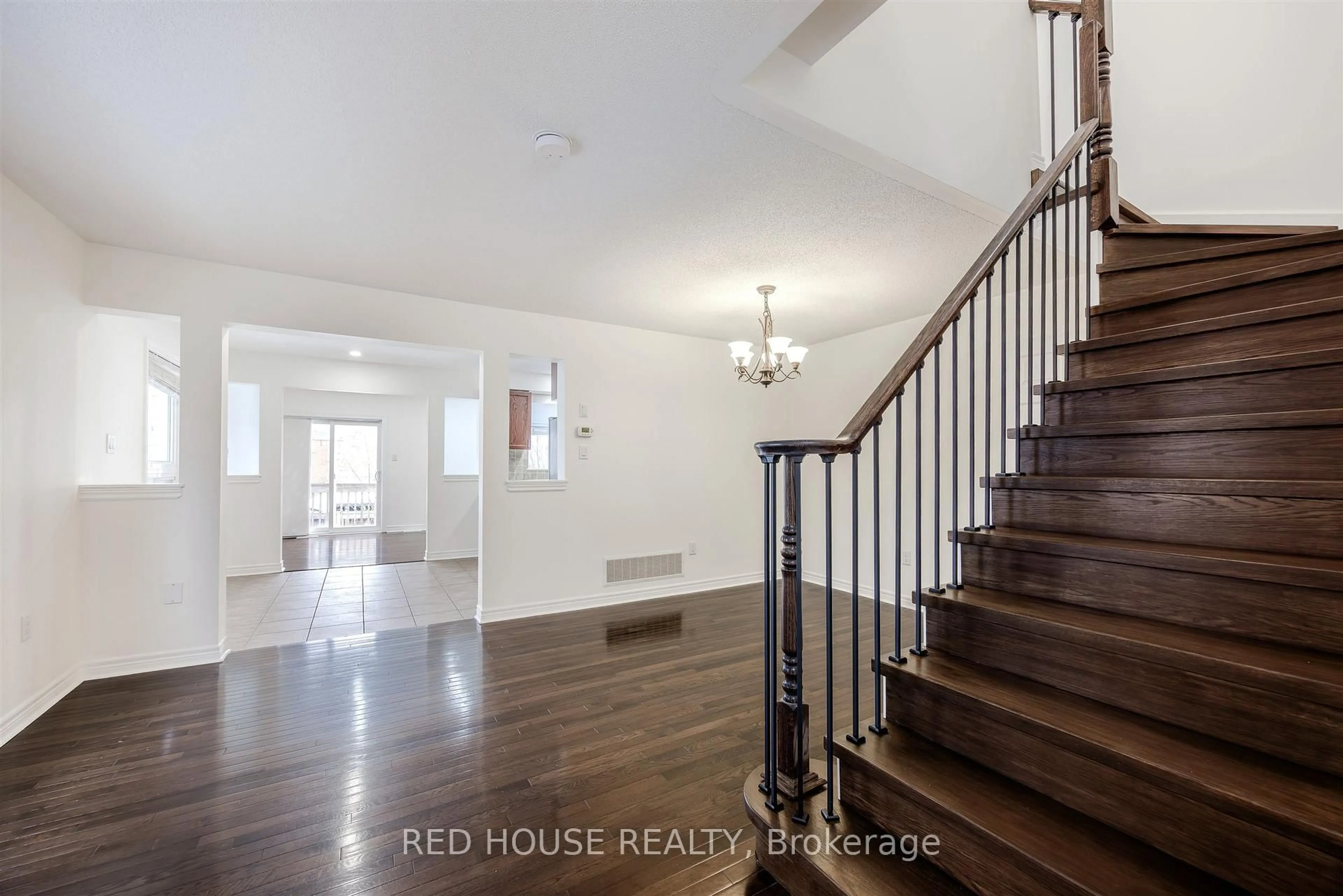 Indoor entryway for 39 Harvest Hills Blvd, East Gwillimbury Ontario L9N 0A6