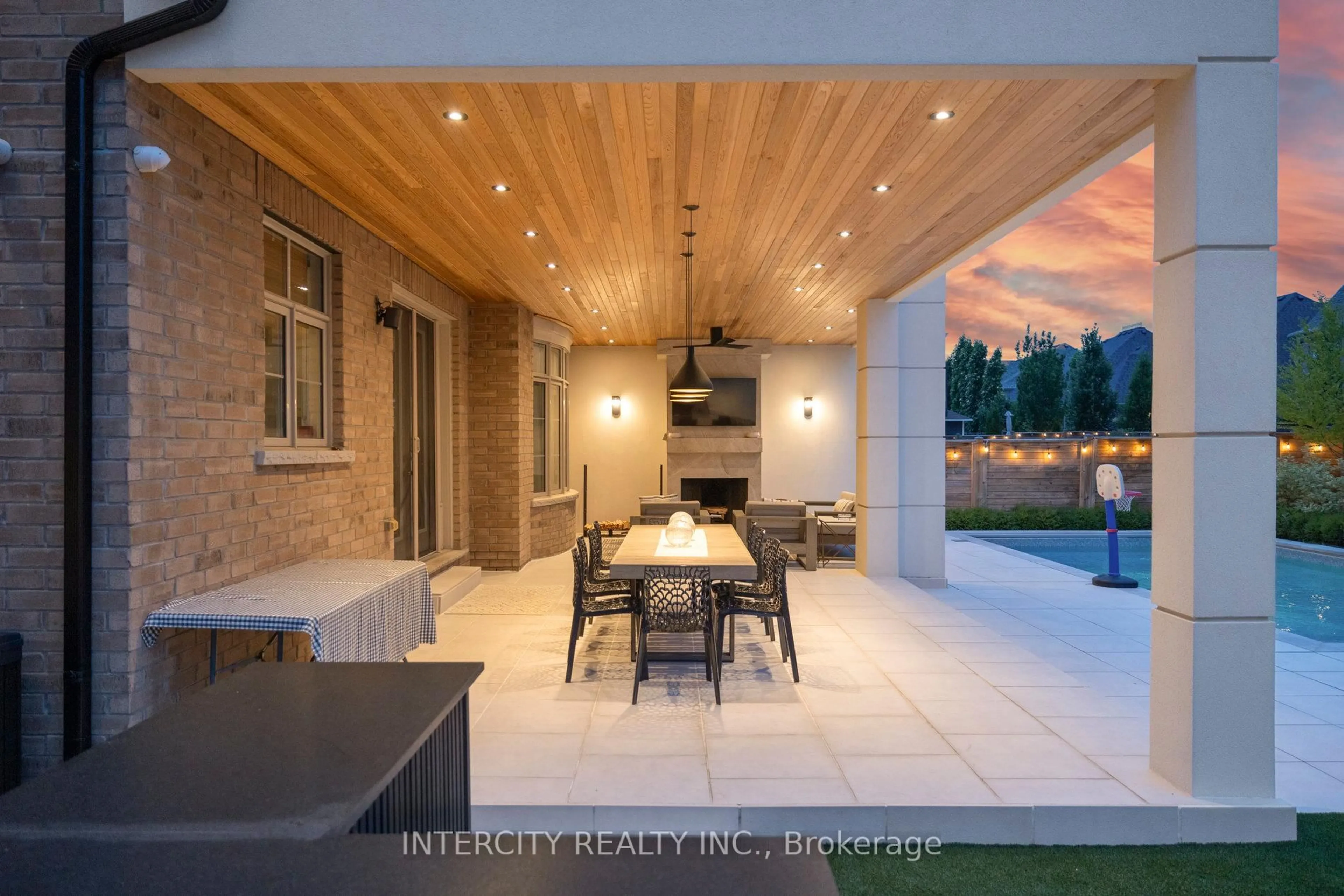 Patio, street for 8 Larkin Ave, King Ontario L7B 0N8