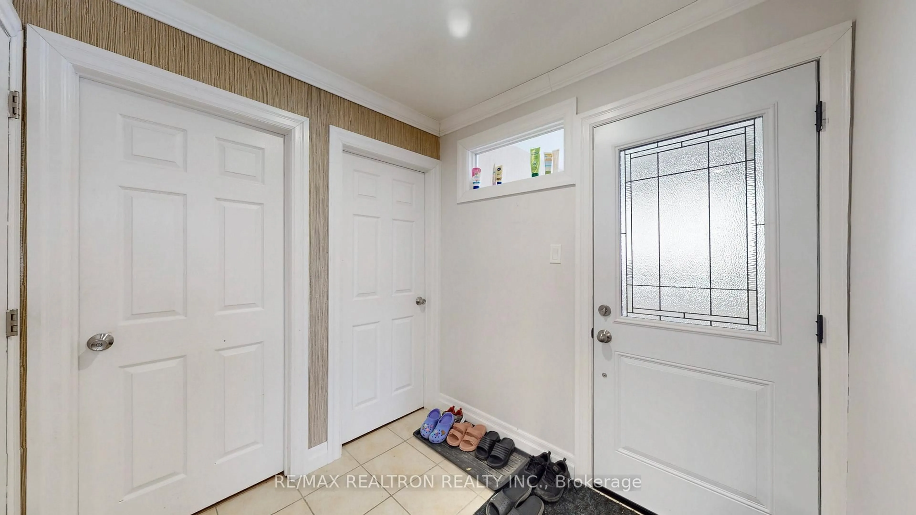 Indoor entryway for 222 Currey Cres, Newmarket Ontario L3Y 5M9