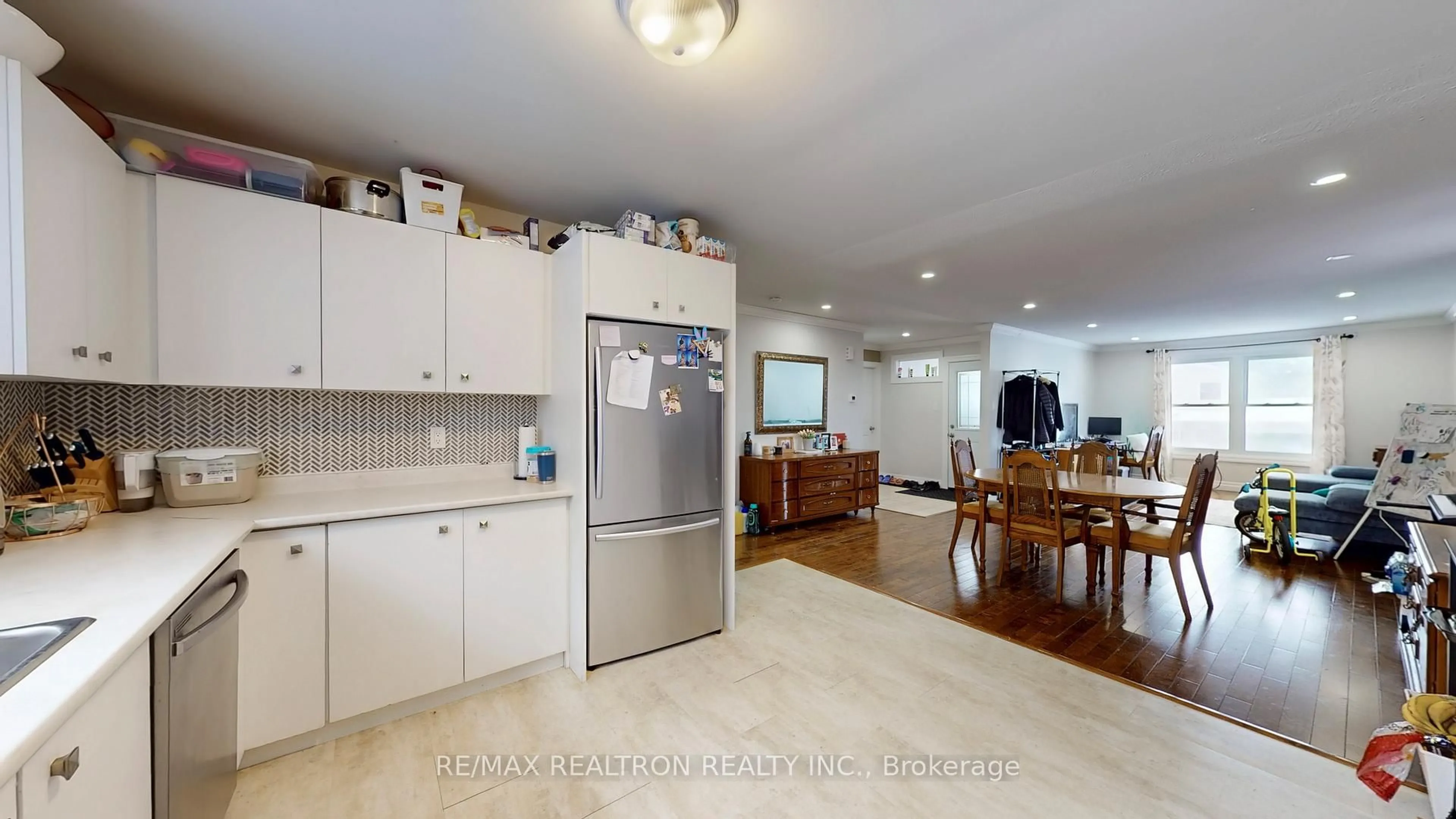 Open concept kitchen, unknown for 222 Currey Cres, Newmarket Ontario L3Y 5M9