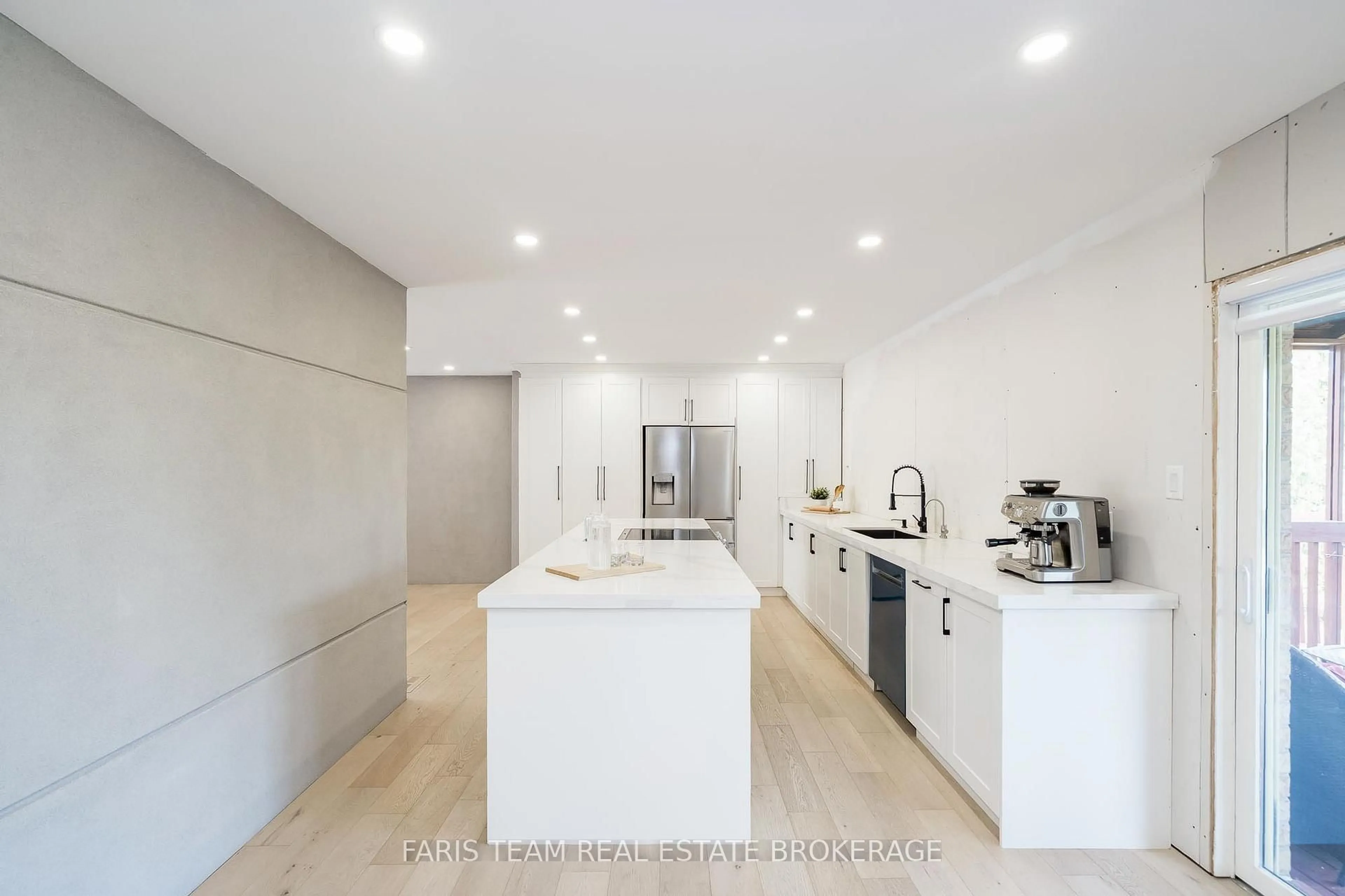 Contemporary kitchen, unknown for 7 Golfview Blvd, Bradford West Gwillimbury Ontario L3Z 2A6