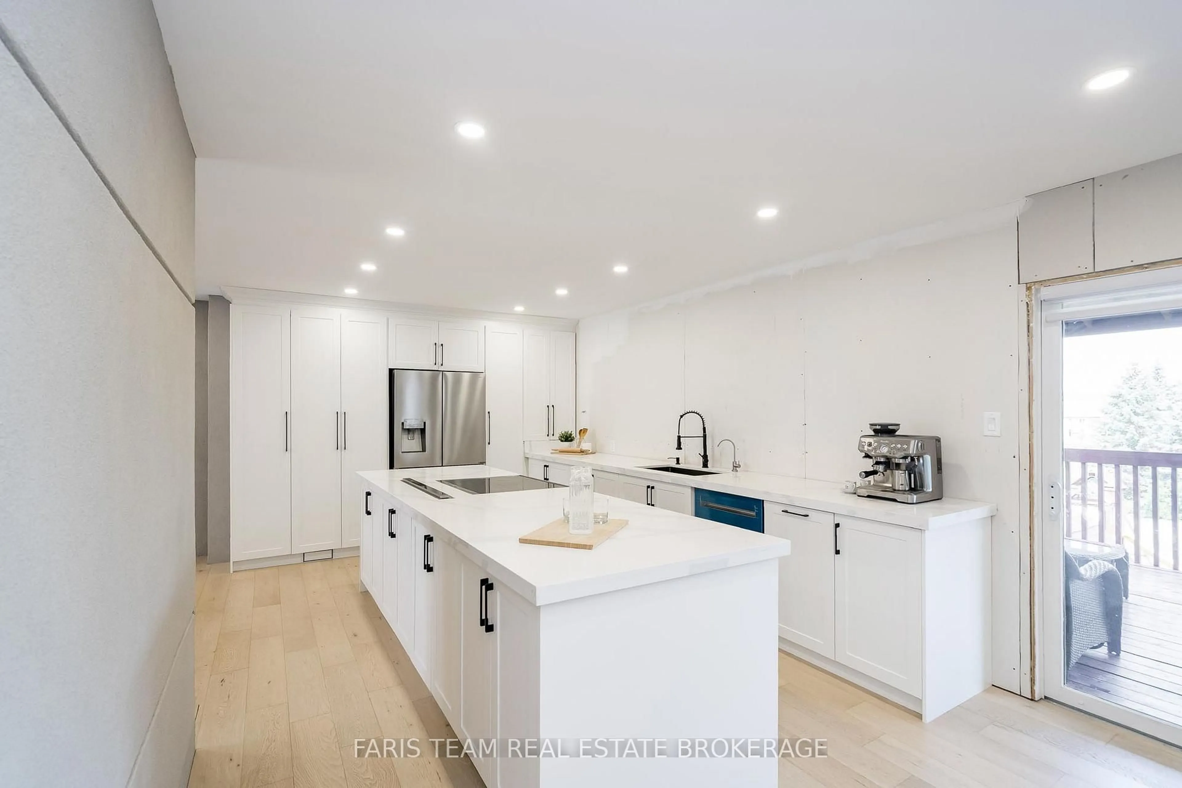 Open concept kitchen, unknown for 7 Golfview Blvd, Bradford West Gwillimbury Ontario L3Z 2A6