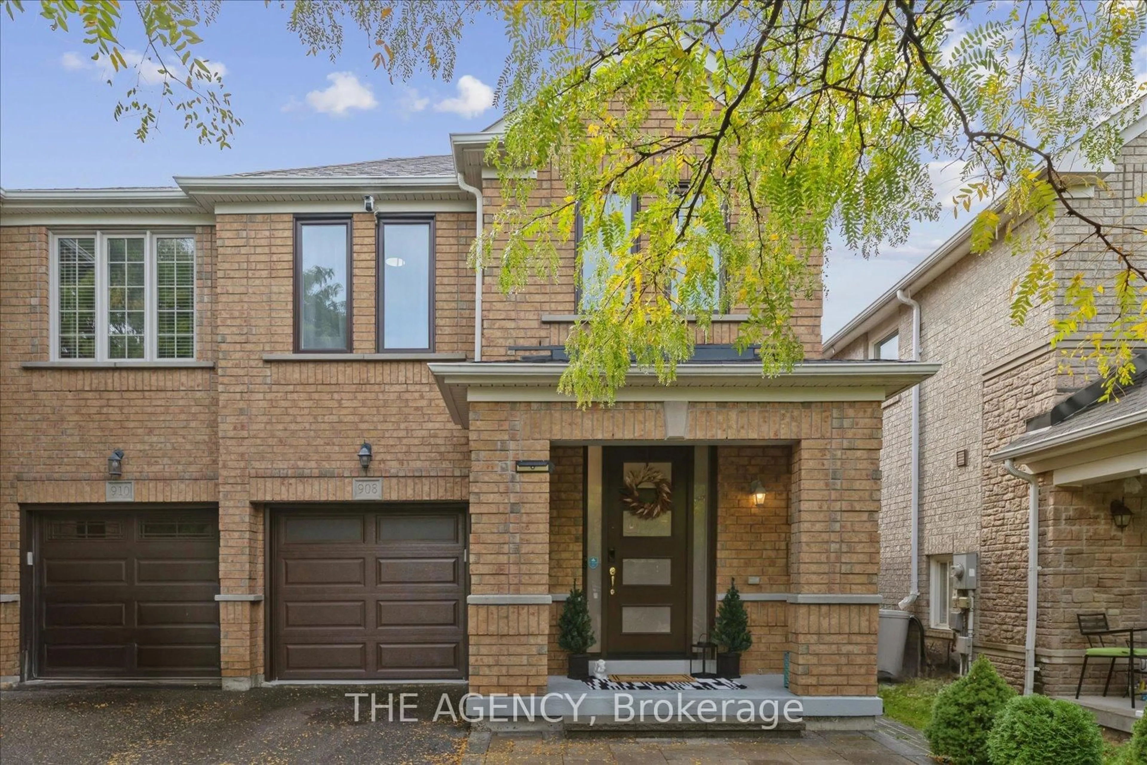 Home with brick exterior material, street for 908 Oaktree Cres, Newmarket Ontario L3X 2Z1