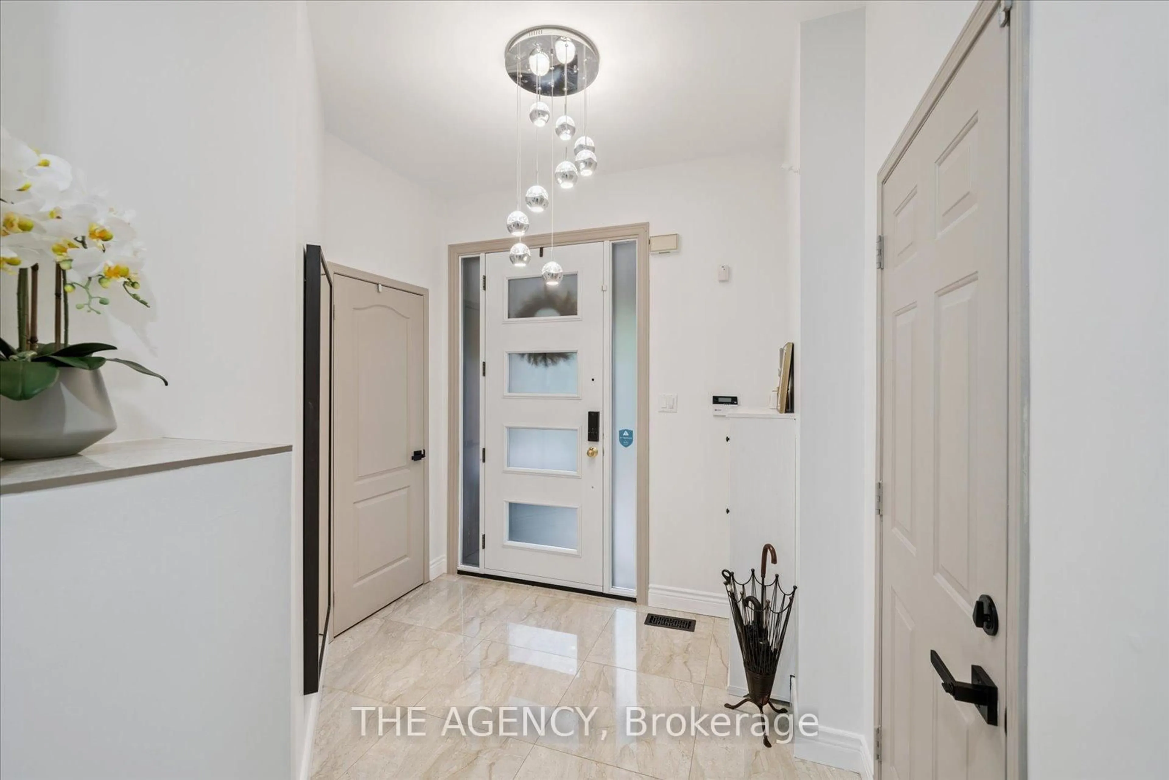 Indoor entryway for 908 Oaktree Cres, Newmarket Ontario L3X 2Z1