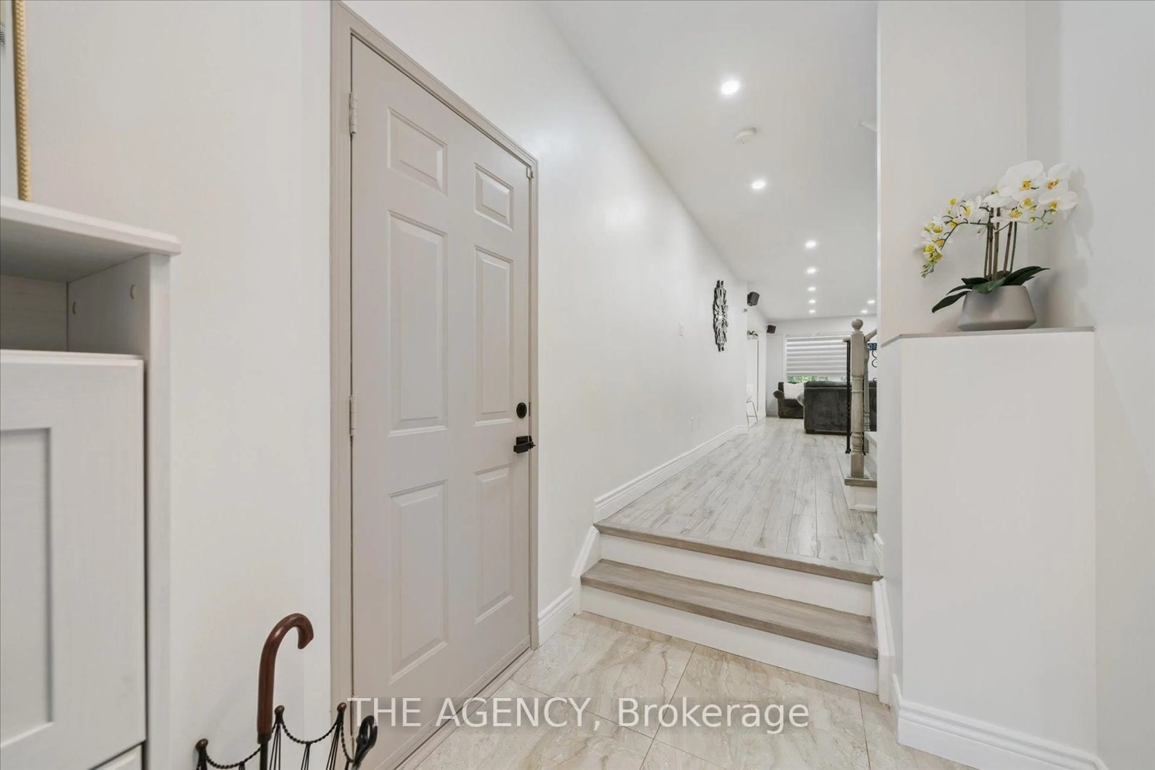 Indoor entryway for 908 Oaktree Cres, Newmarket Ontario L3X 2Z1