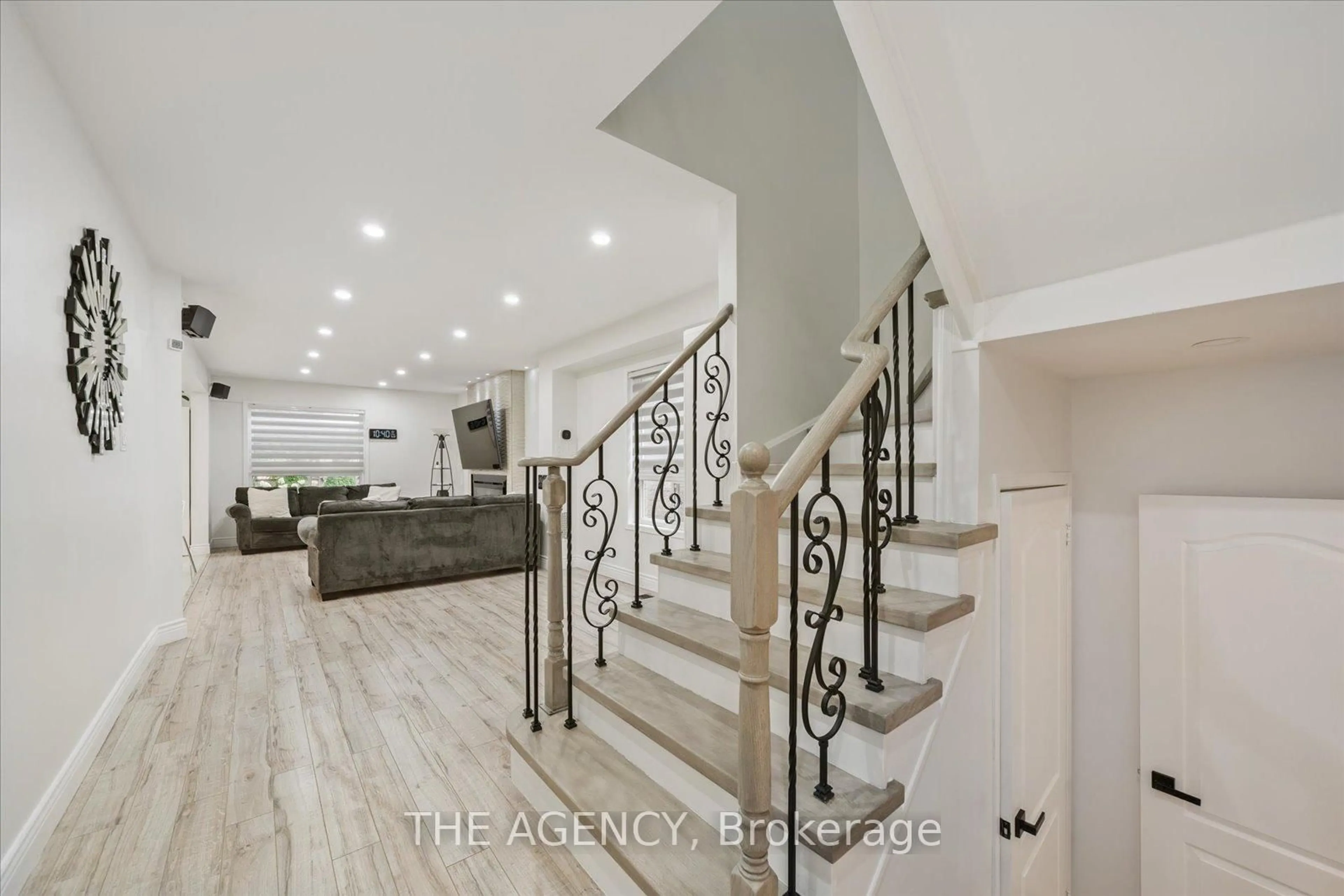 Indoor foyer for 908 Oaktree Cres, Newmarket Ontario L3X 2Z1