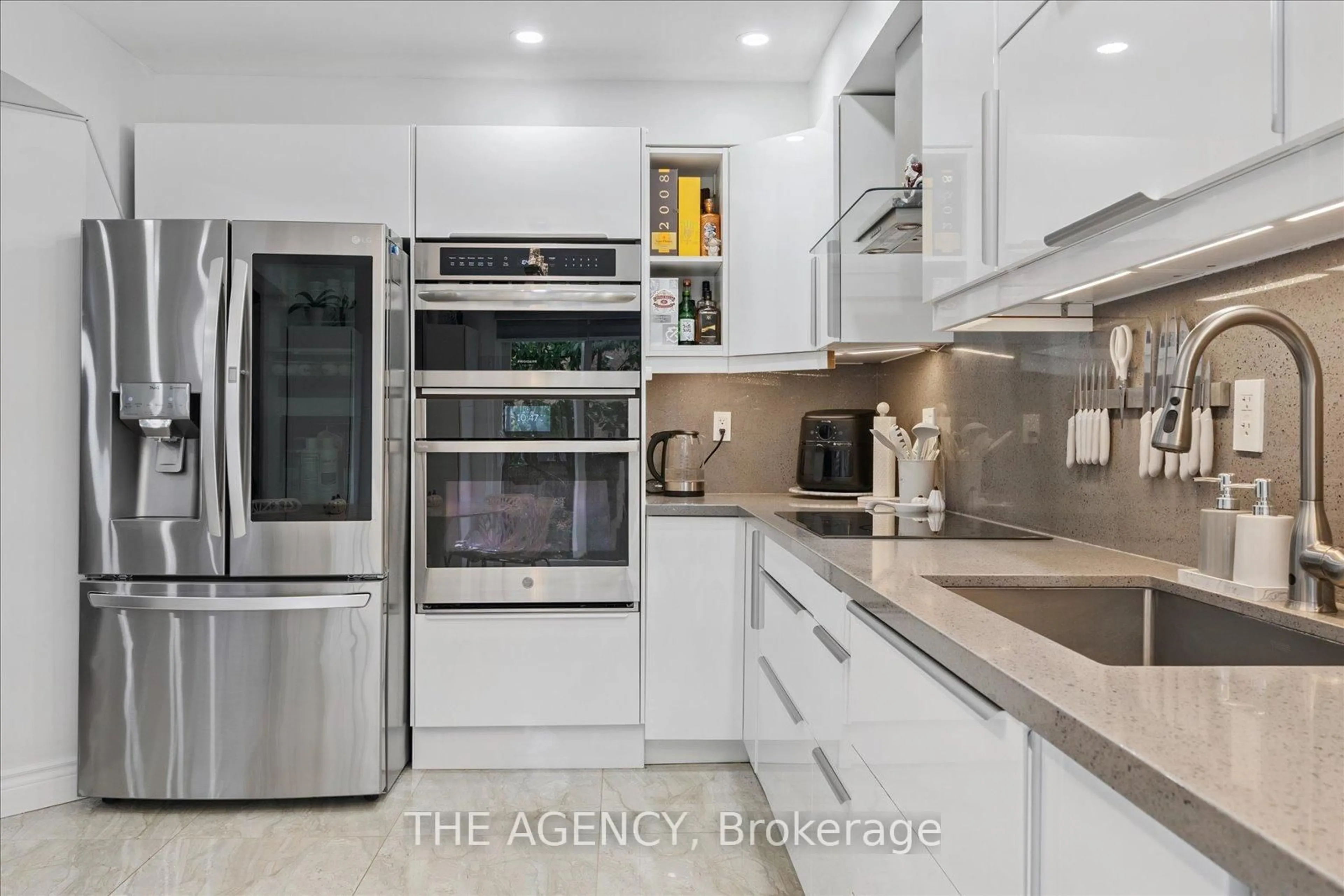 Contemporary kitchen, ceramic/tile floor for 908 Oaktree Cres, Newmarket Ontario L3X 2Z1