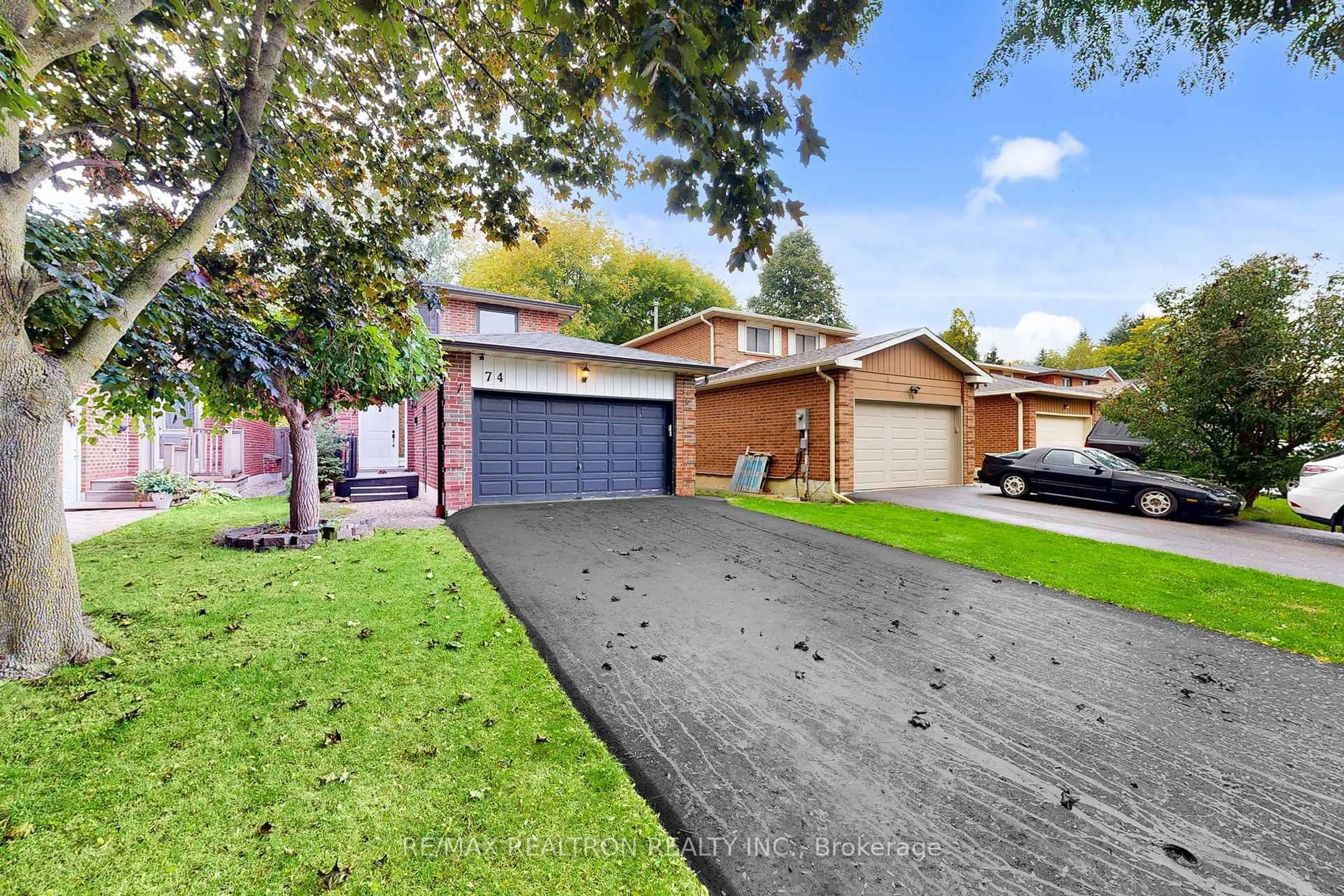 A pic from outside/outdoor area/front of a property/back of a property/a pic from drone, street for 74 Trothen Circ, Markham Ontario L3P 4H6