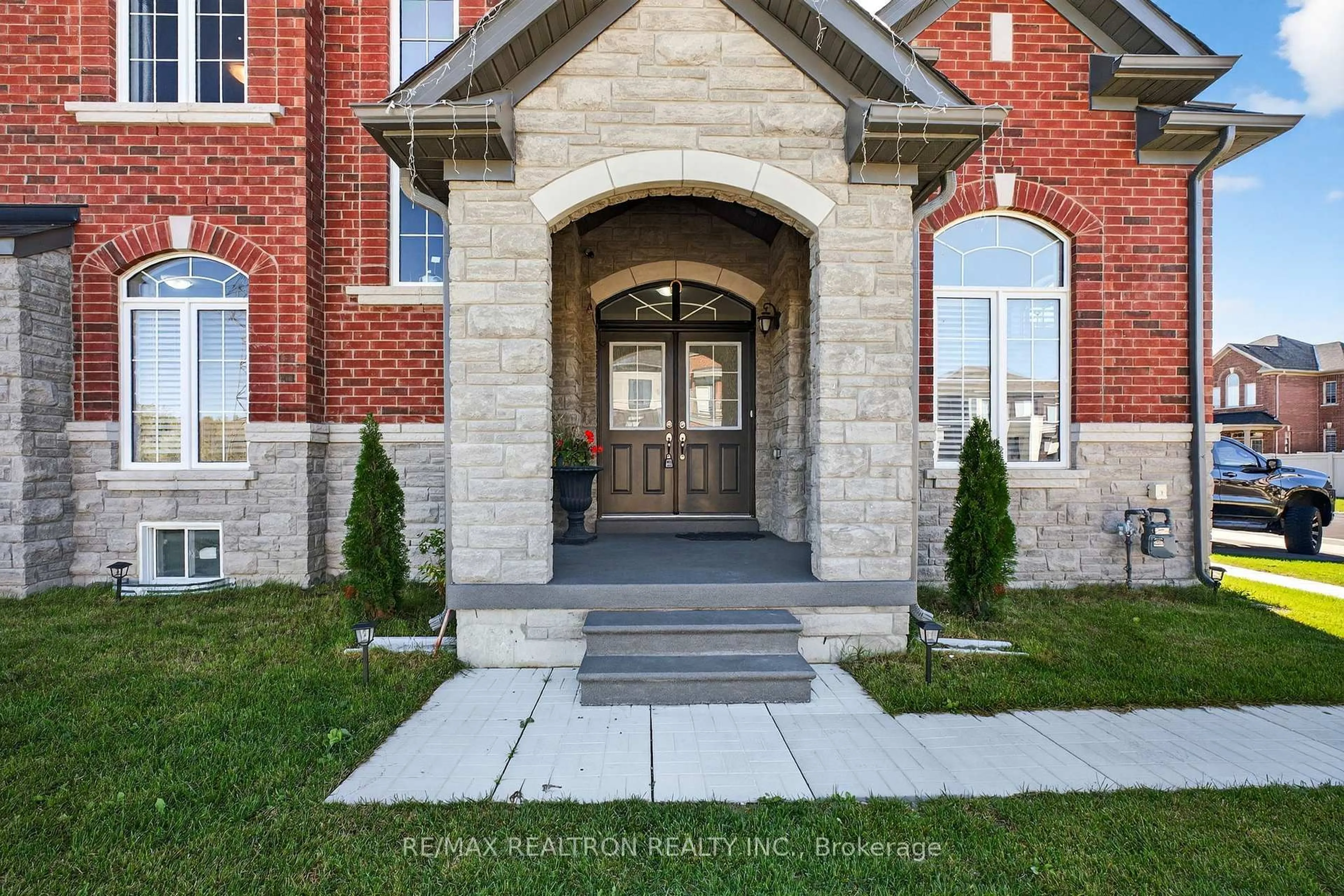 Home with brick exterior material, street for 250 FERRAGINE Cres, Bradford West Gwillimbury Ontario L3Z 4J8