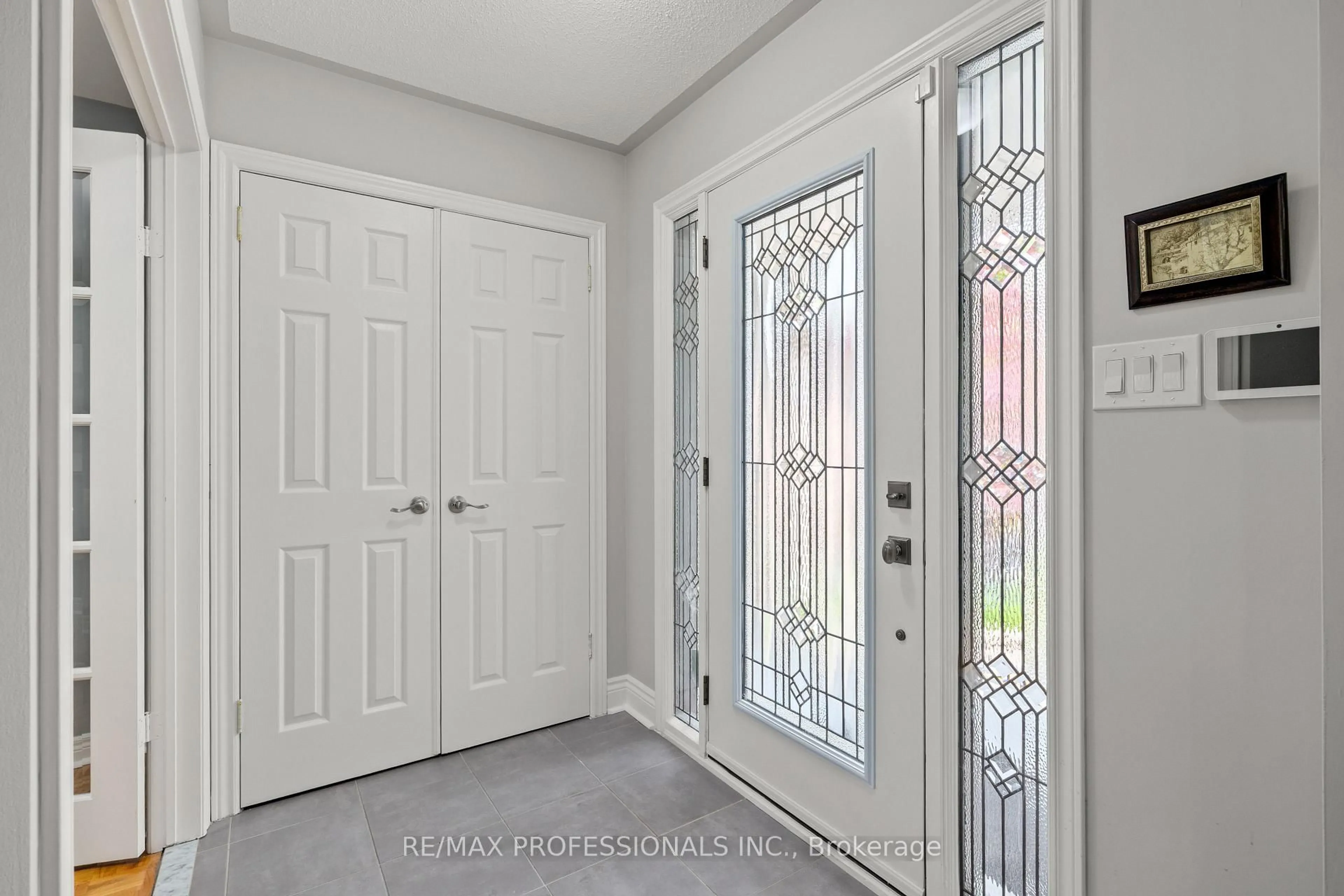 Indoor entryway for 152 Ashton Dr, Vaughan Ontario L6A 2T8