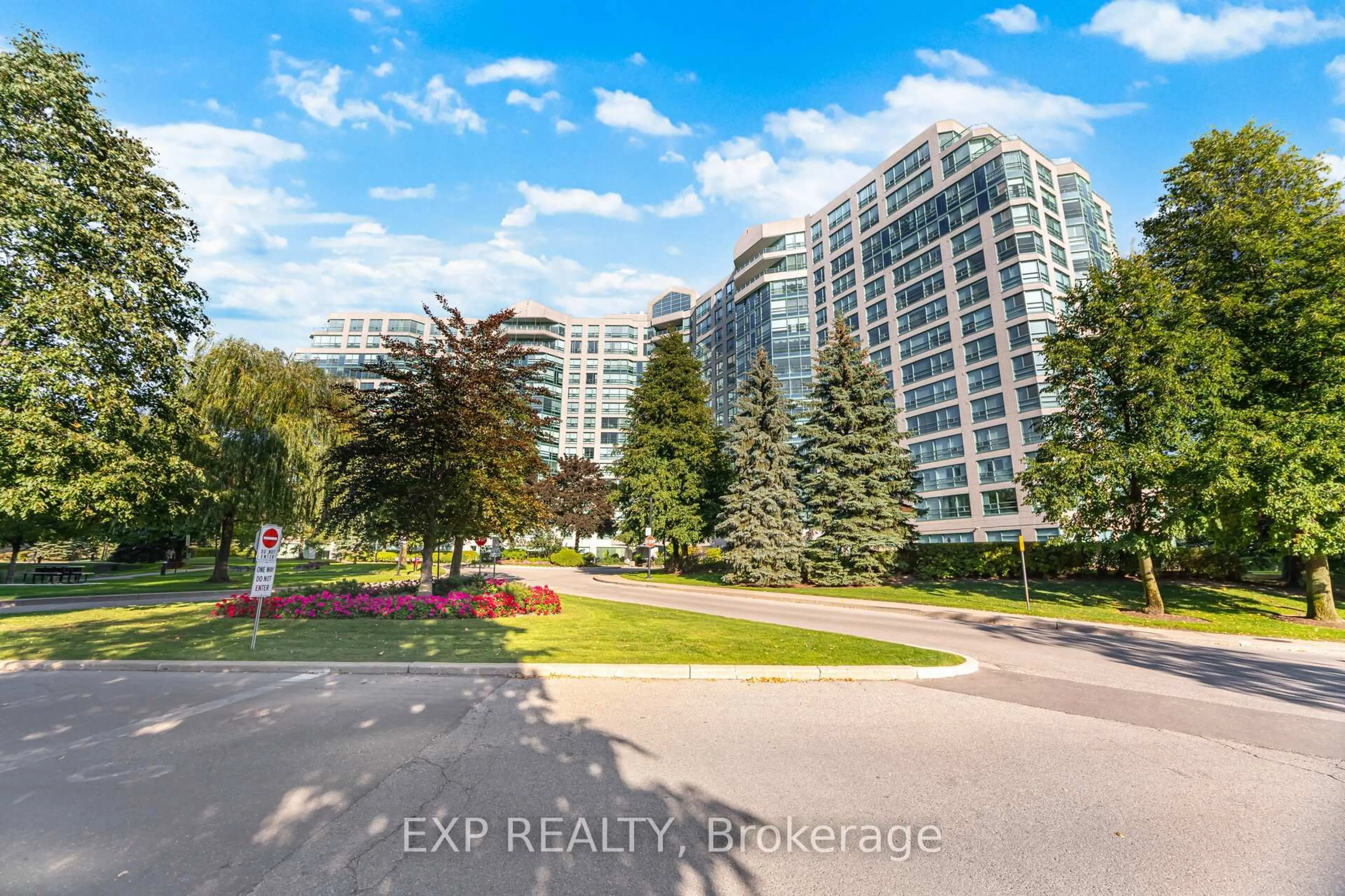 A pic from outside/outdoor area/front of a property/back of a property/a pic from drone, unknown for 7825 Bayview Ave #613, Markham Ontario L3T 7N2