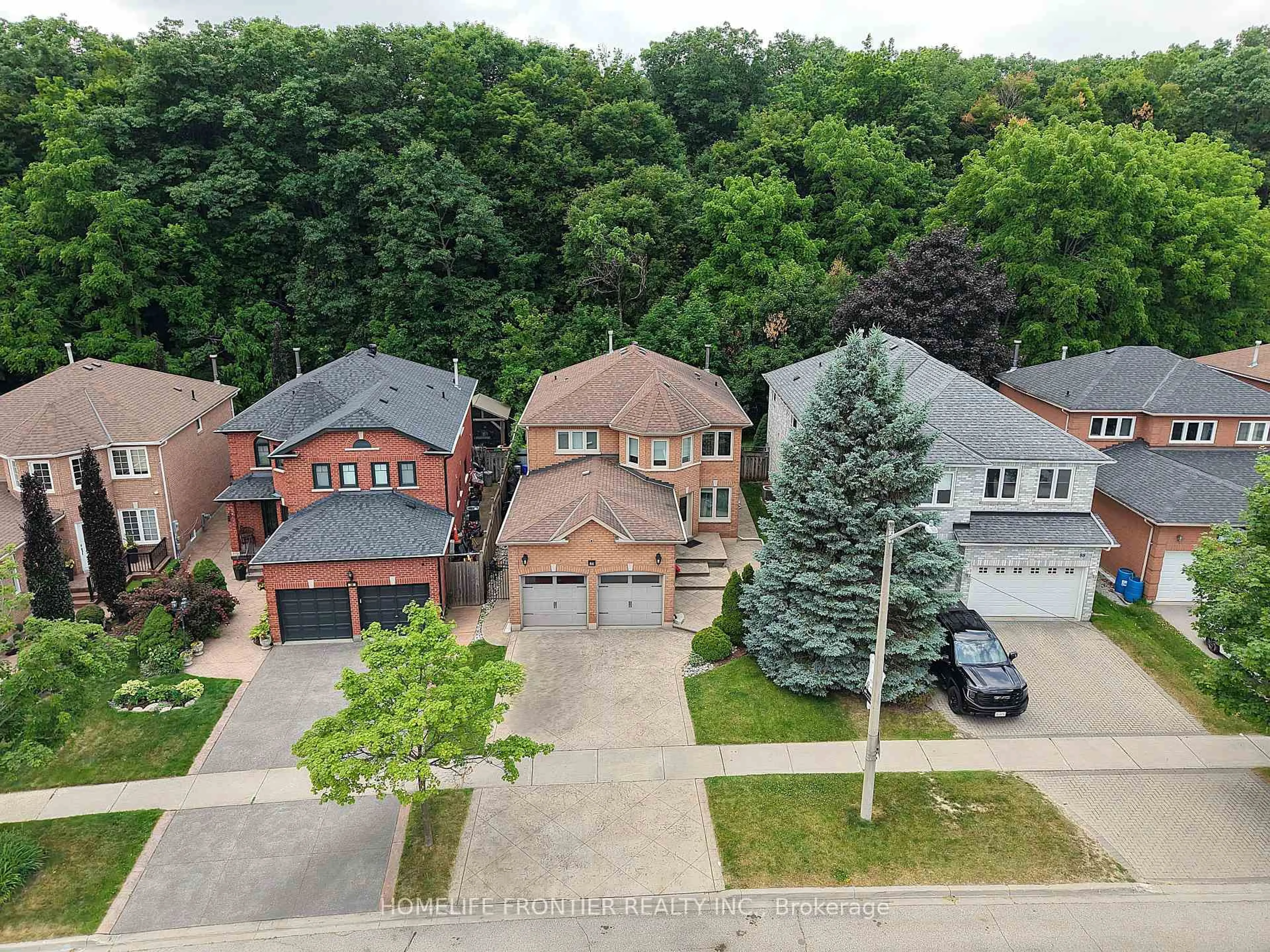 A pic from outside/outdoor area/front of a property/back of a property/a pic from drone, street for 86 Larratt Lane, Richmond Hill Ontario L4C 0E2