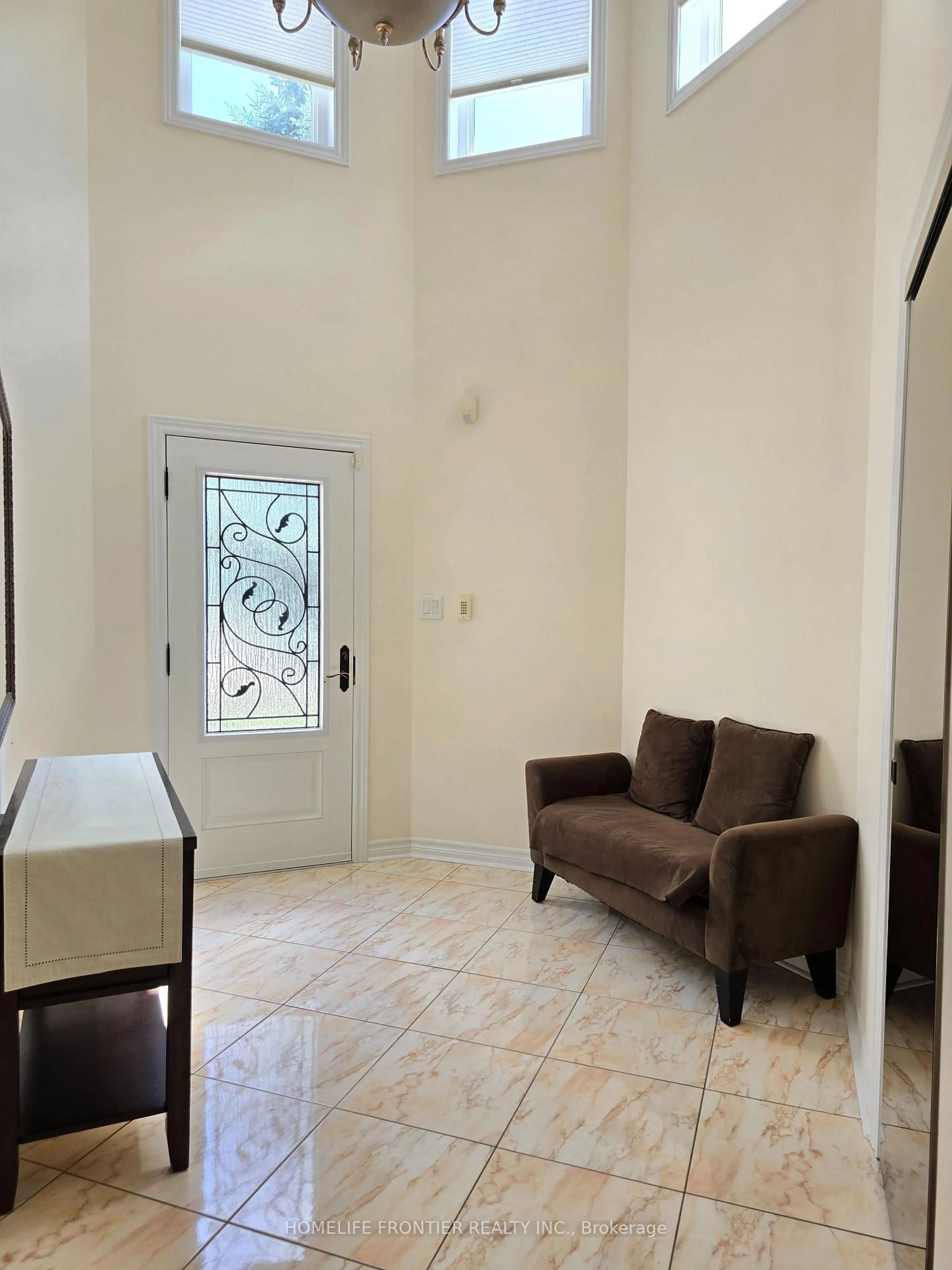 Indoor foyer for 86 Larratt Lane, Richmond Hill Ontario L4C 0E2