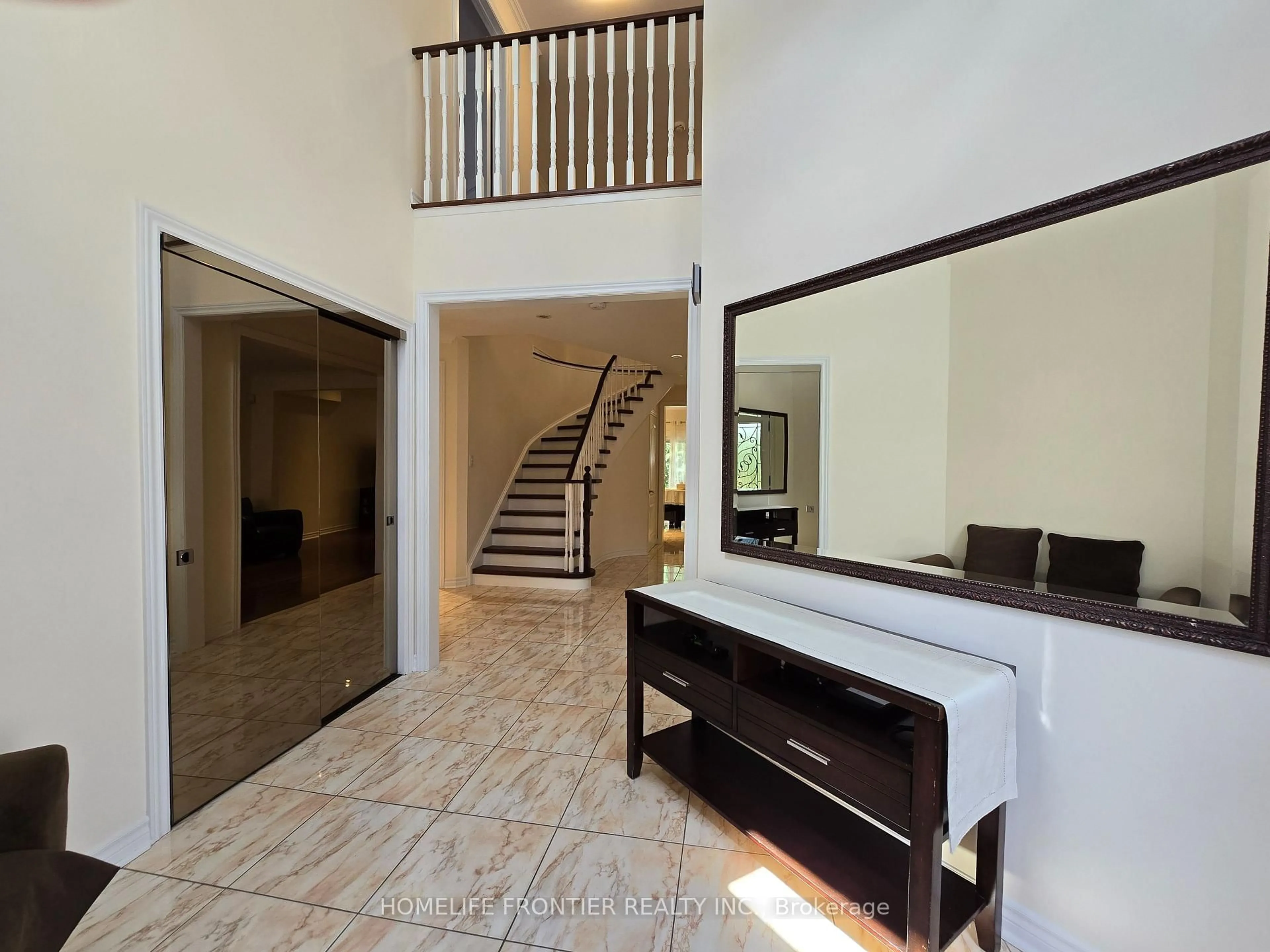 Indoor foyer for 86 Larratt Lane, Richmond Hill Ontario L4C 0E2