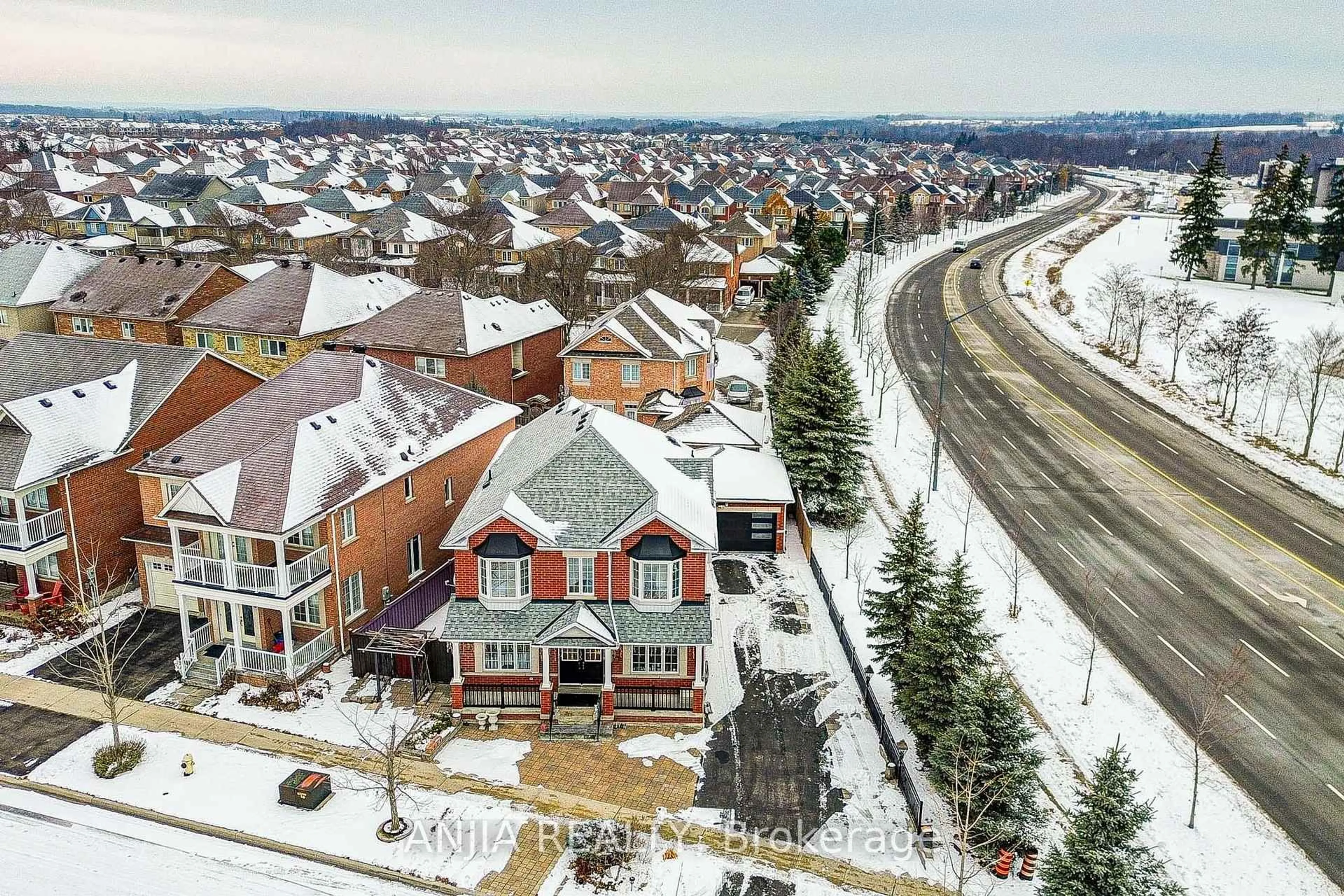 A pic from outside/outdoor area/front of a property/back of a property/a pic from drone, unknown for 28 Misty Crt, Markham Ontario L6E 1K9
