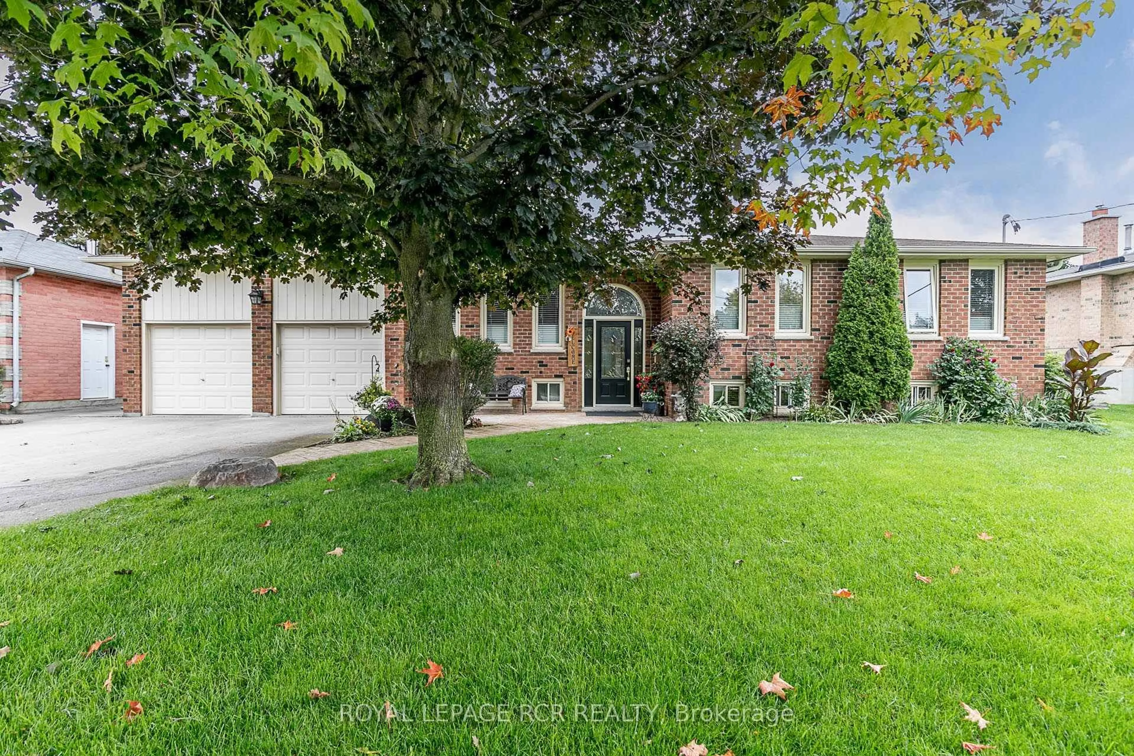 A pic from outside/outdoor area/front of a property/back of a property/a pic from drone, street for 99 Toll Rd, East Gwillimbury Ontario L9N 1G7