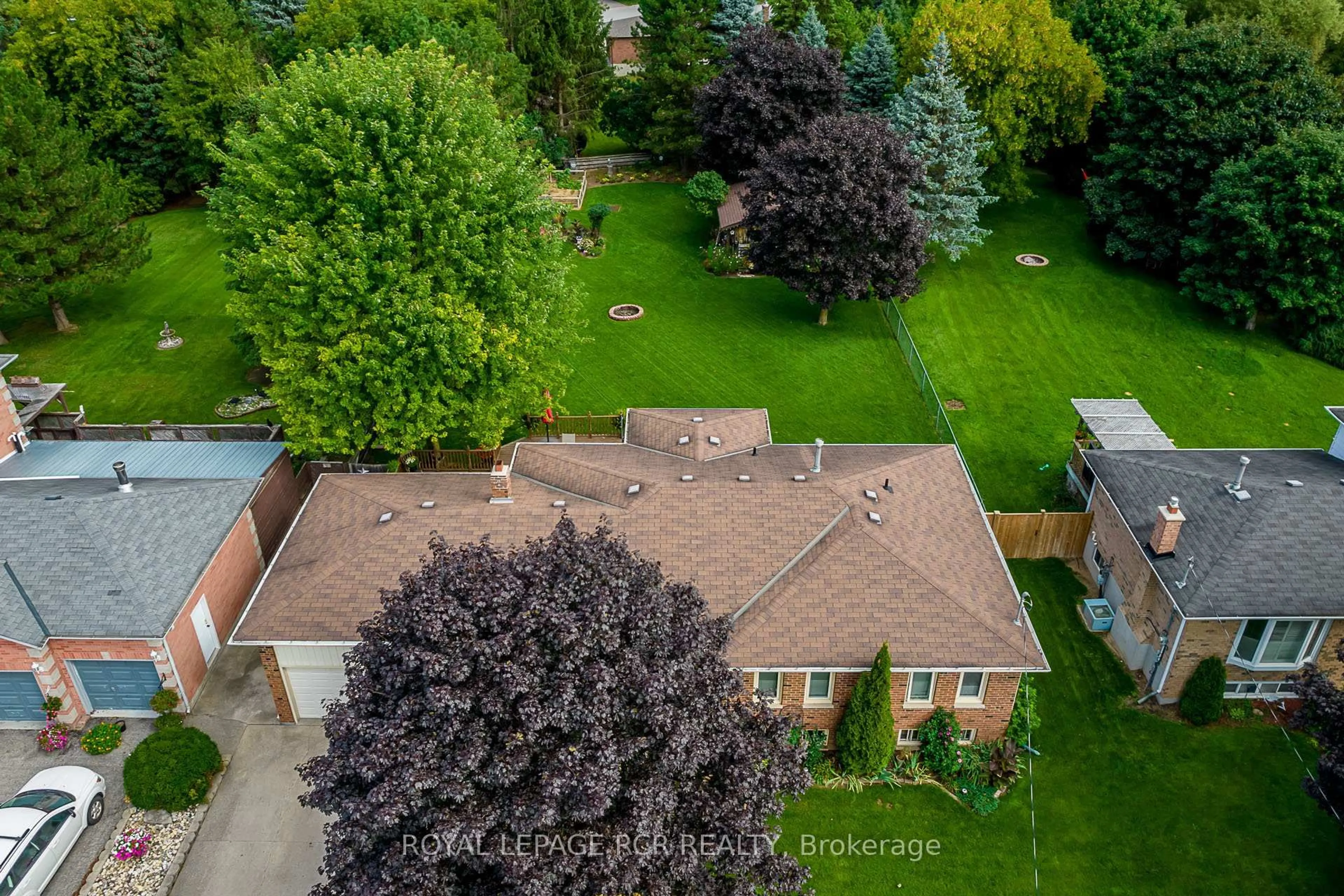 A pic from outside/outdoor area/front of a property/back of a property/a pic from drone, street for 99 Toll Rd, East Gwillimbury Ontario L9N 1G7