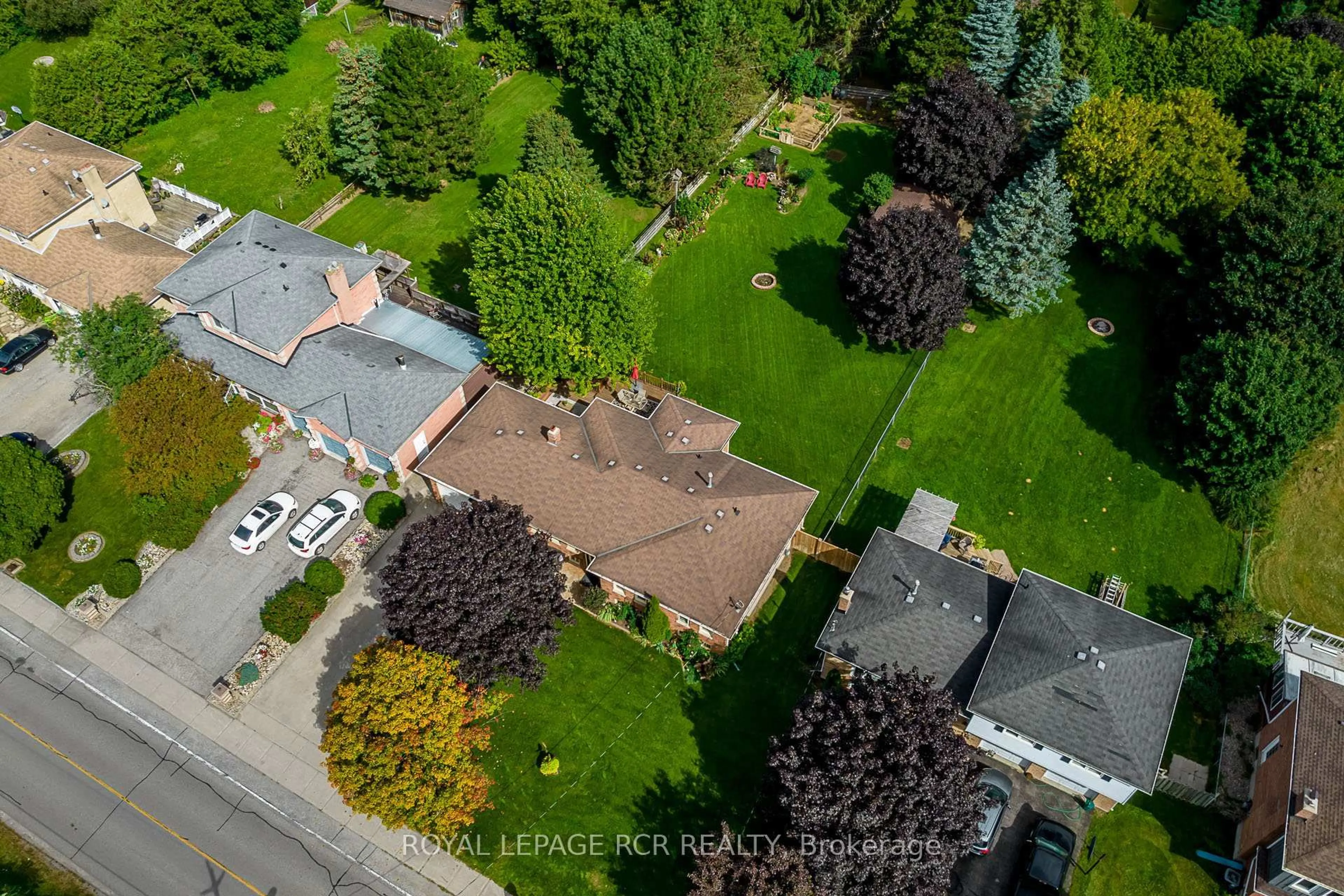 A pic from outside/outdoor area/front of a property/back of a property/a pic from drone, street for 99 Toll Rd, East Gwillimbury Ontario L9N 1G7