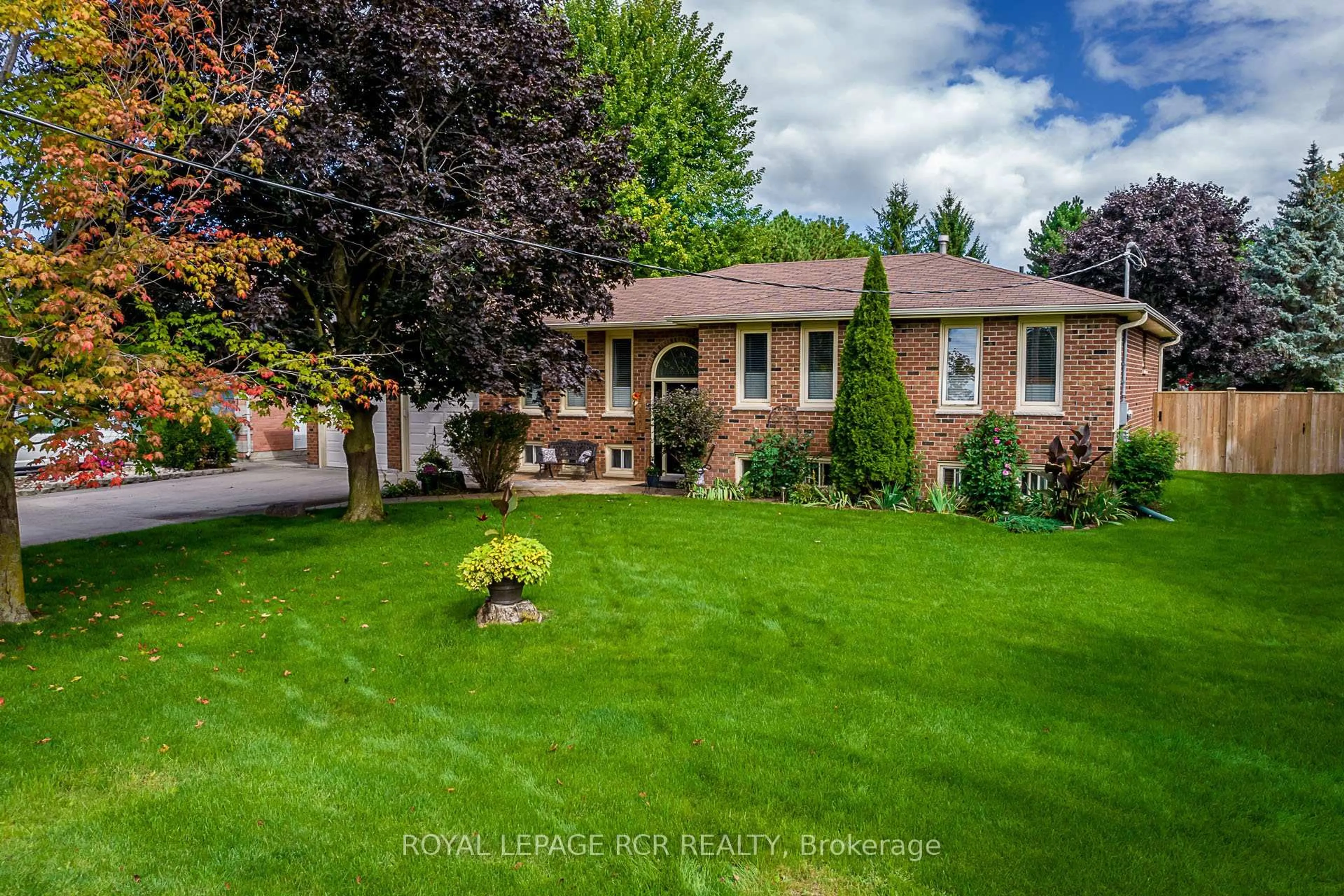 A pic from outside/outdoor area/front of a property/back of a property/a pic from drone, unknown for 99 Toll Rd, East Gwillimbury Ontario L9N 1G7