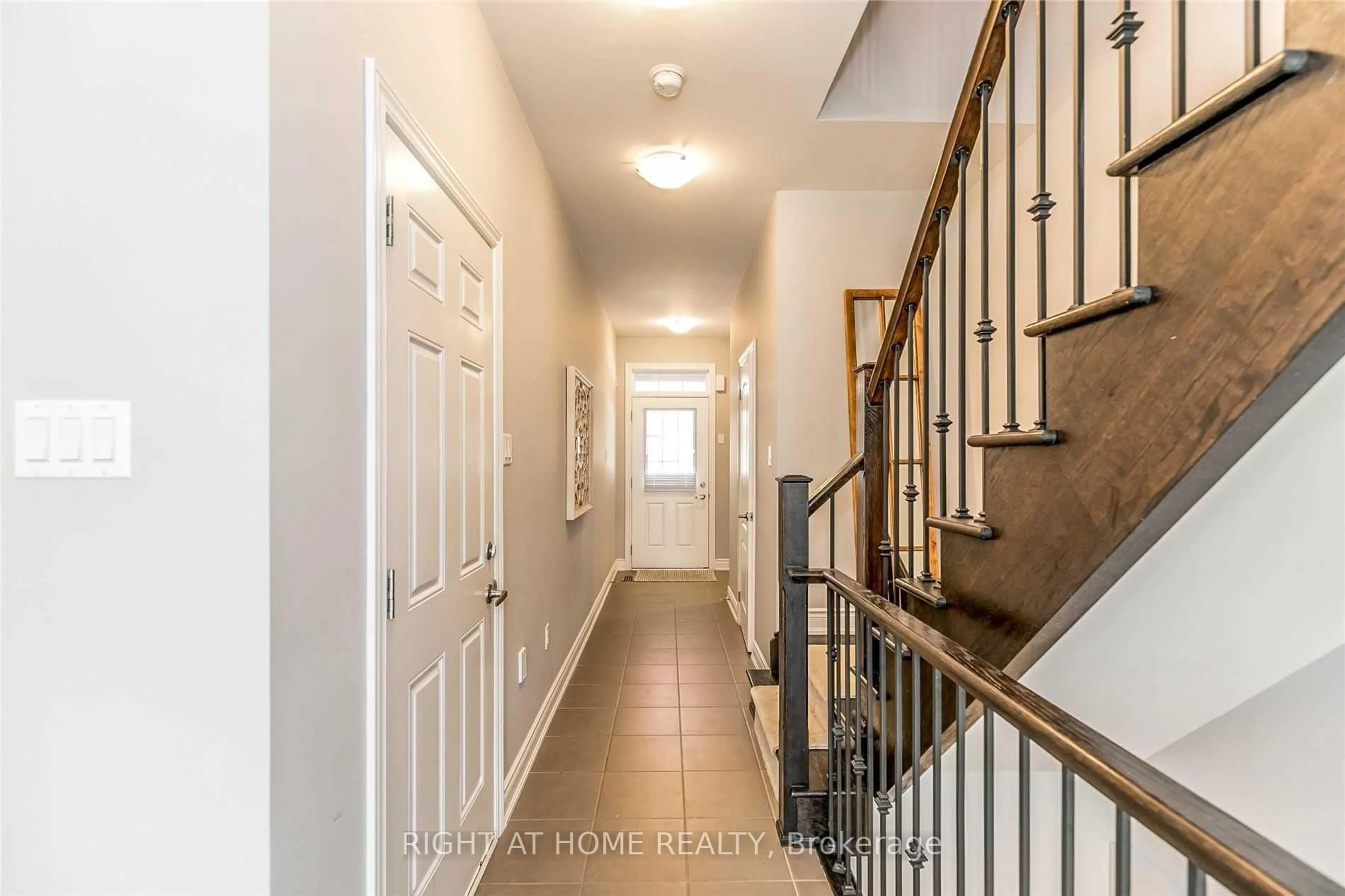 Indoor entryway for 751 Wendy Culbert Cres #23, Newmarket Ontario L3X 0E9