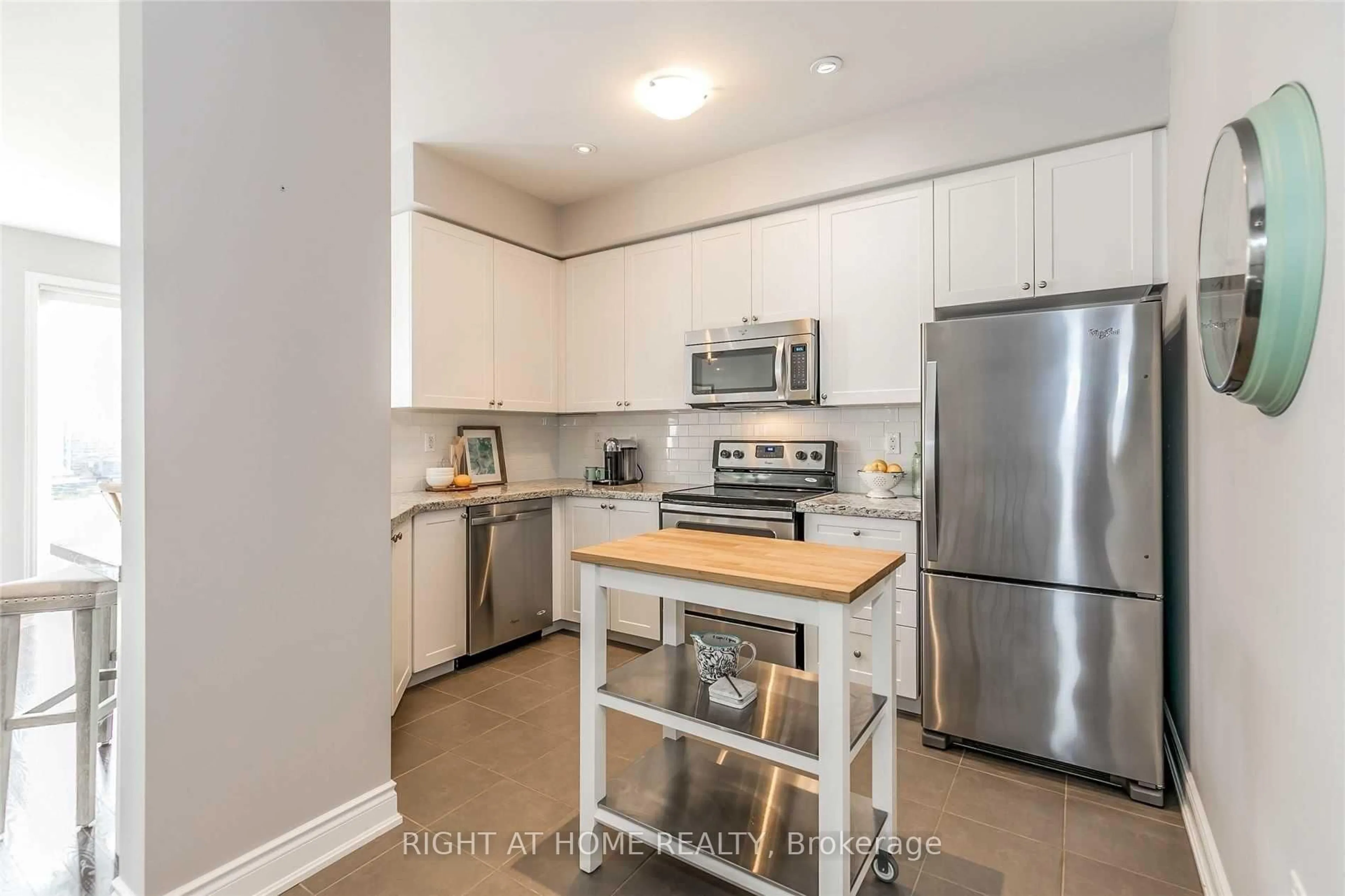 Standard kitchen, unknown for 751 Wendy Culbert Cres #23, Newmarket Ontario L3X 0E9