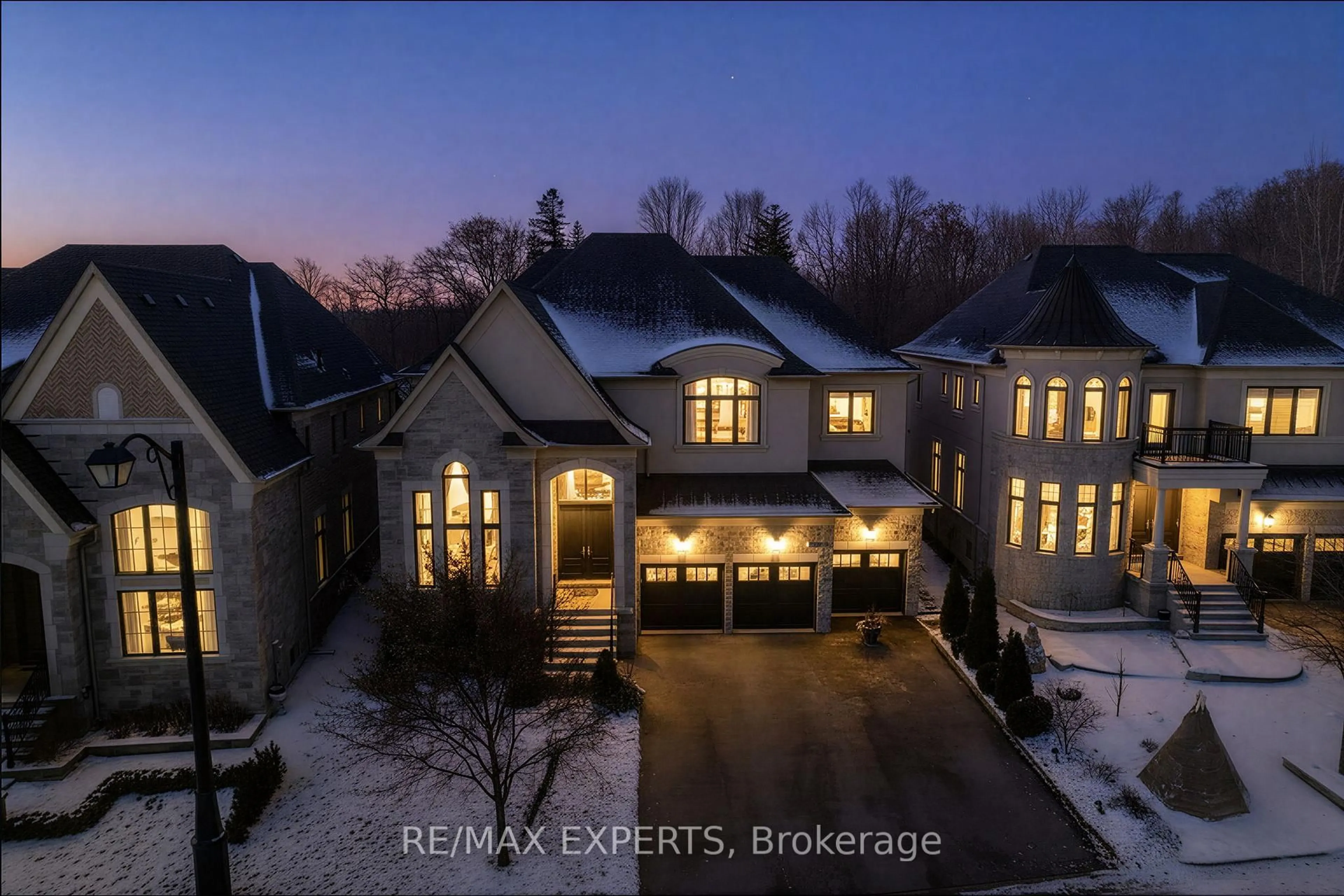 A pic from outside/outdoor area/front of a property/back of a property/a pic from drone, street for 136 Lady Jessica Dr, Vaughan Ontario L6A 4Z7