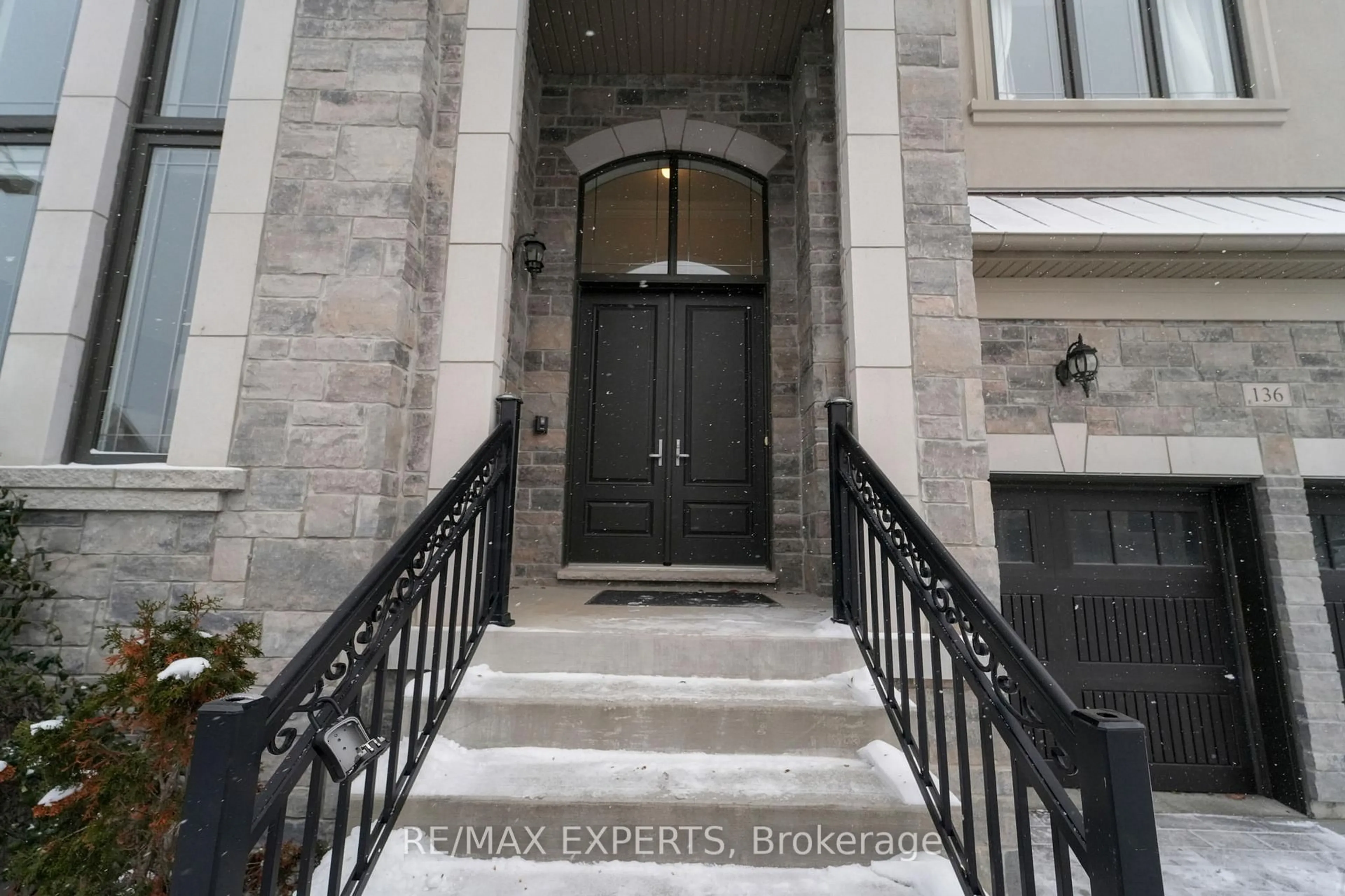 Indoor entryway for 136 Lady Jessica Dr, Vaughan Ontario L6A 4Z7