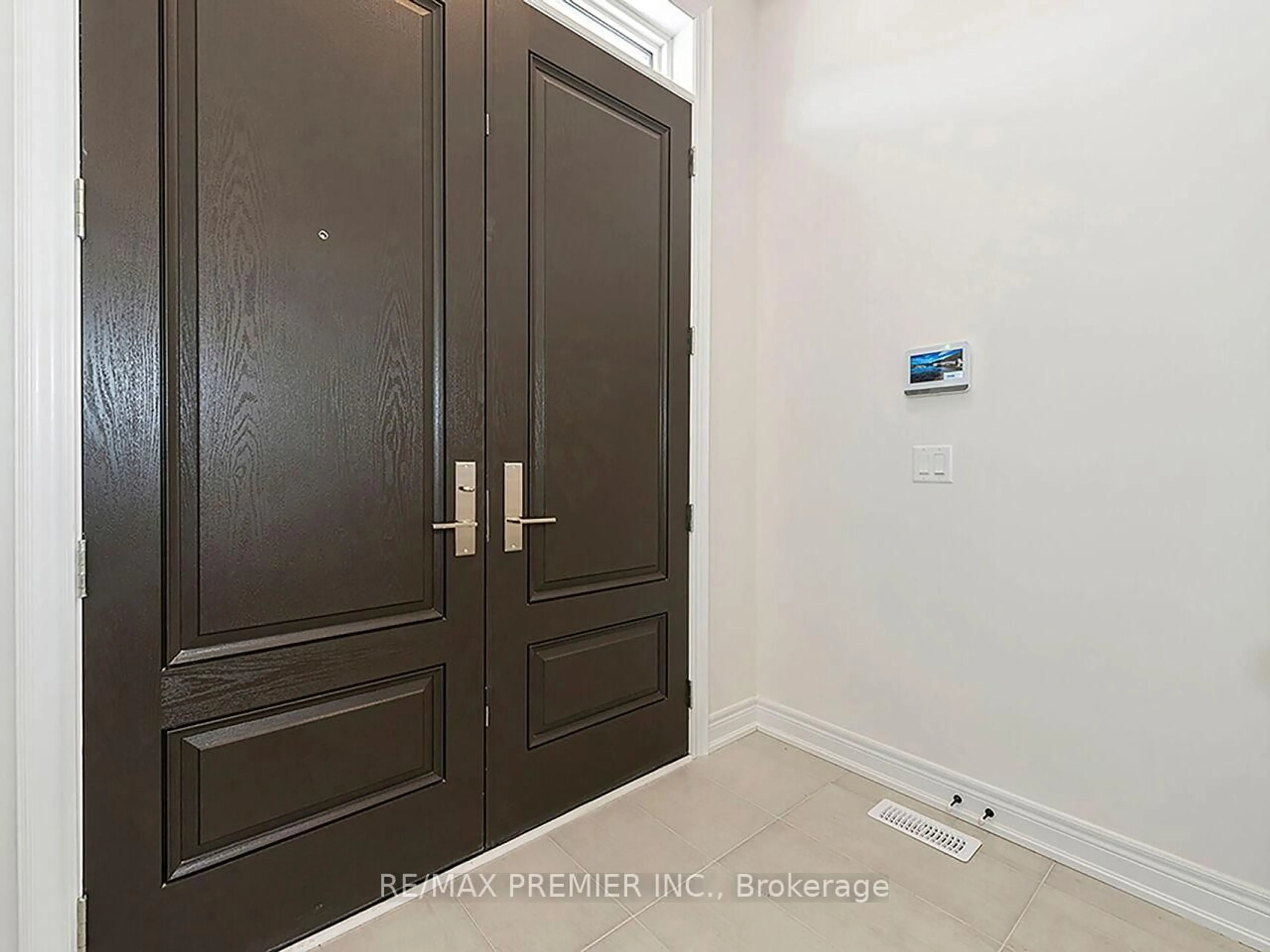 Indoor foyer for 46 Gambetta Rd, Vaughan Ontario L4H 5L7