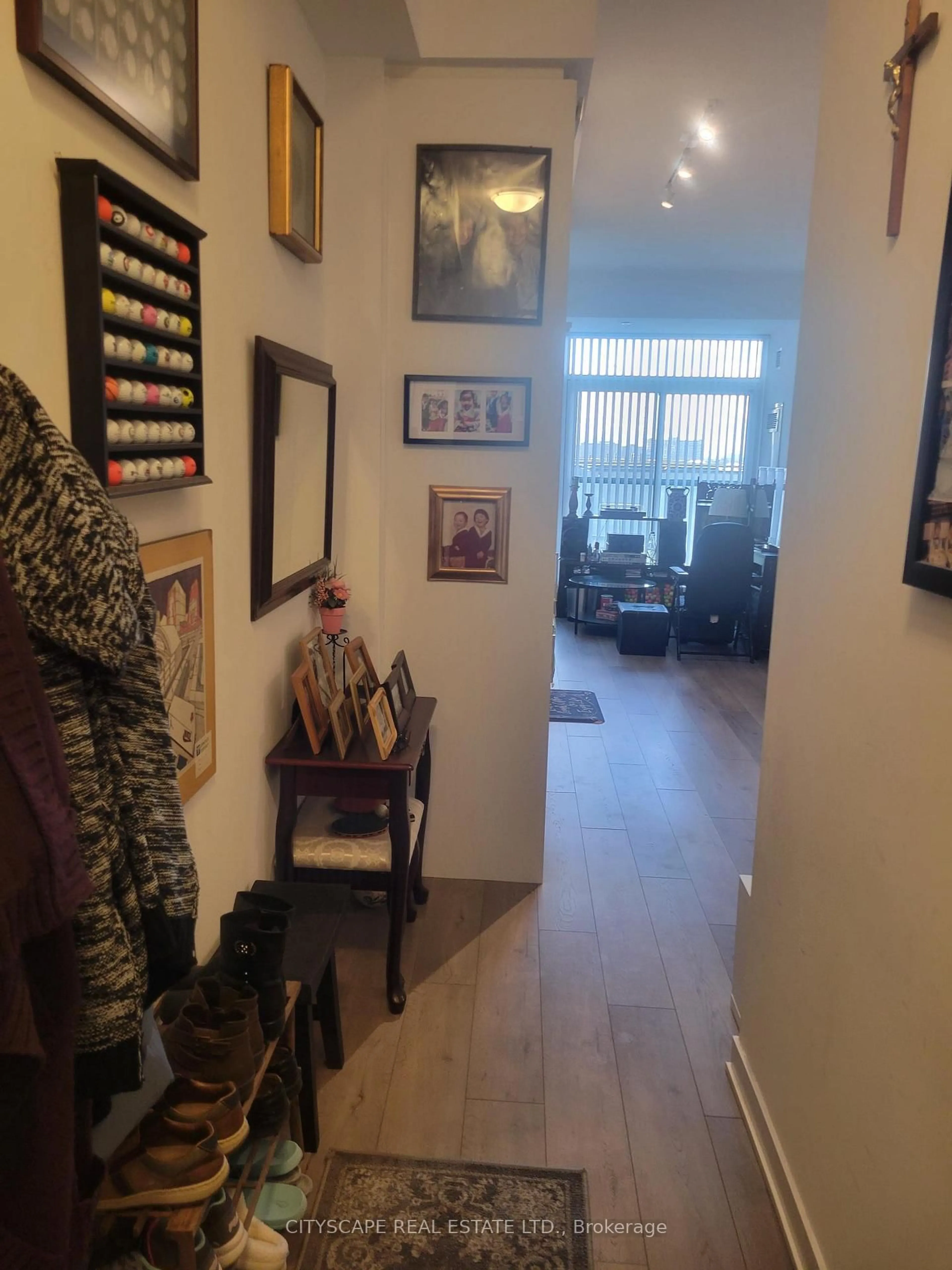 Indoor foyer for 38 Honeycrisp Cres #511, Vaughan Ontario L4K 0M8